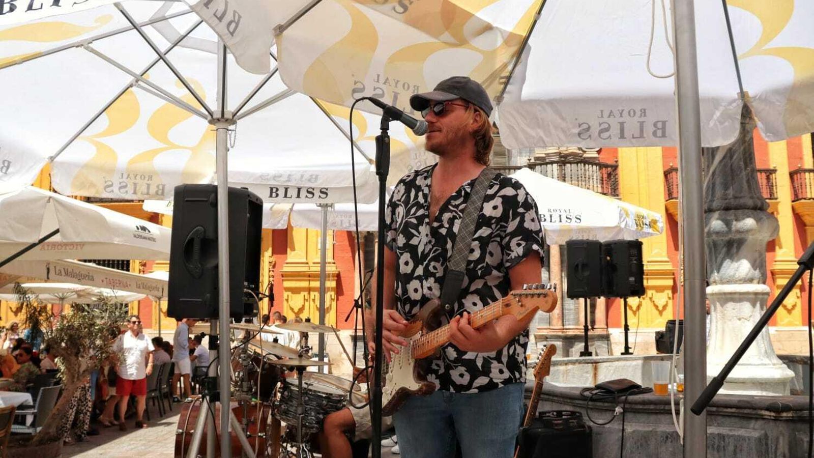 La banda de Mr.Proper. en su actuación en la Plaza del Obispo