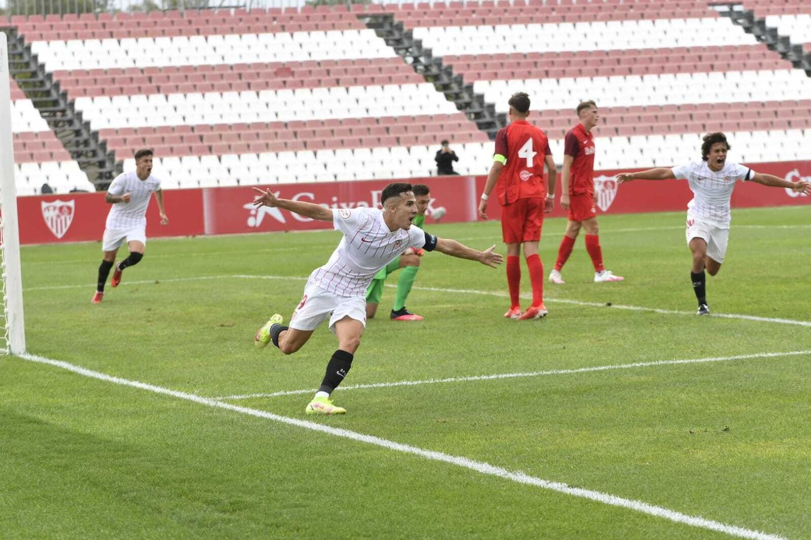Alexandro celebra el primer gol de los sevillistas contra el Salzburgo.