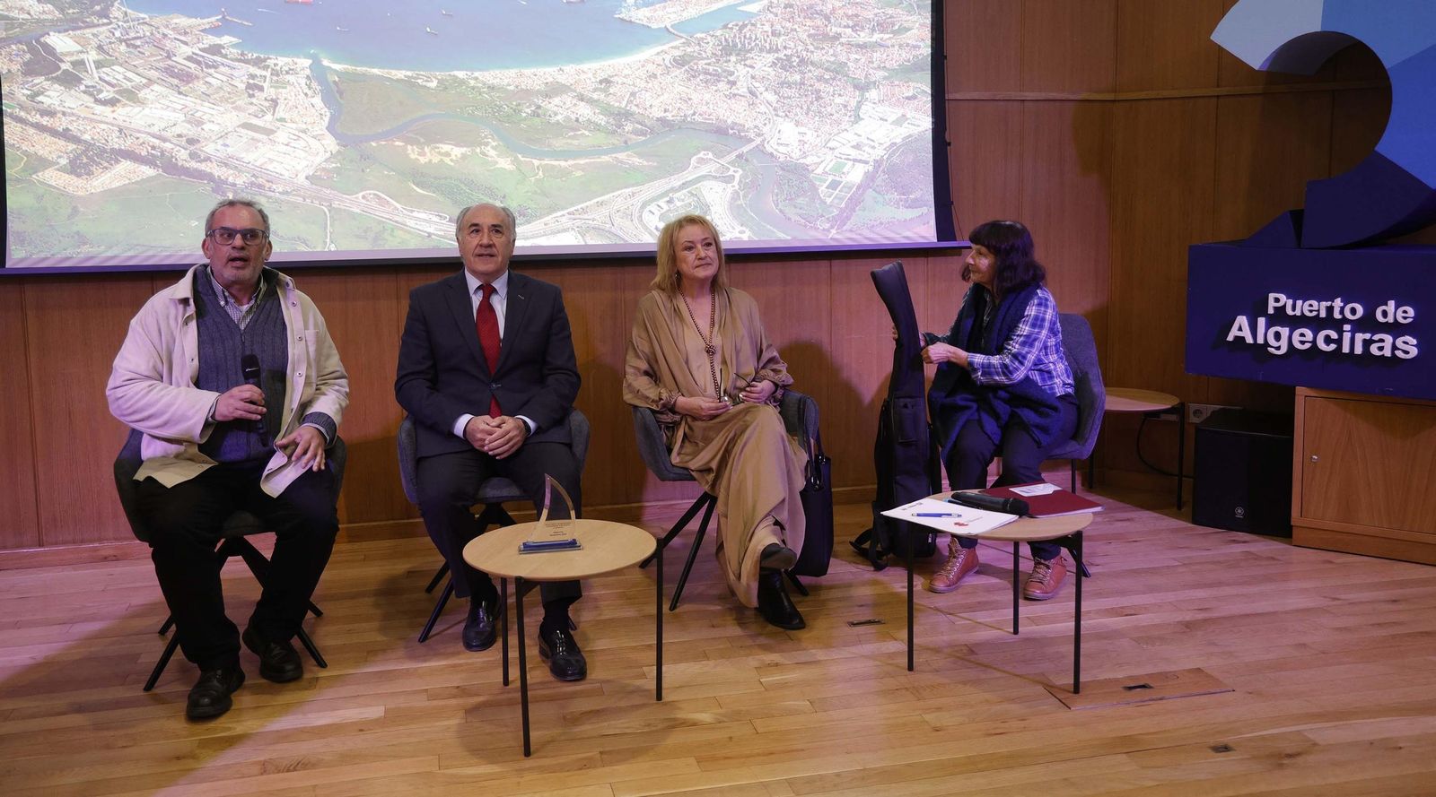 Fotos de la entrega de los premios del Ateneo de Algeciras a María Quiros y Tatiana Delalvz