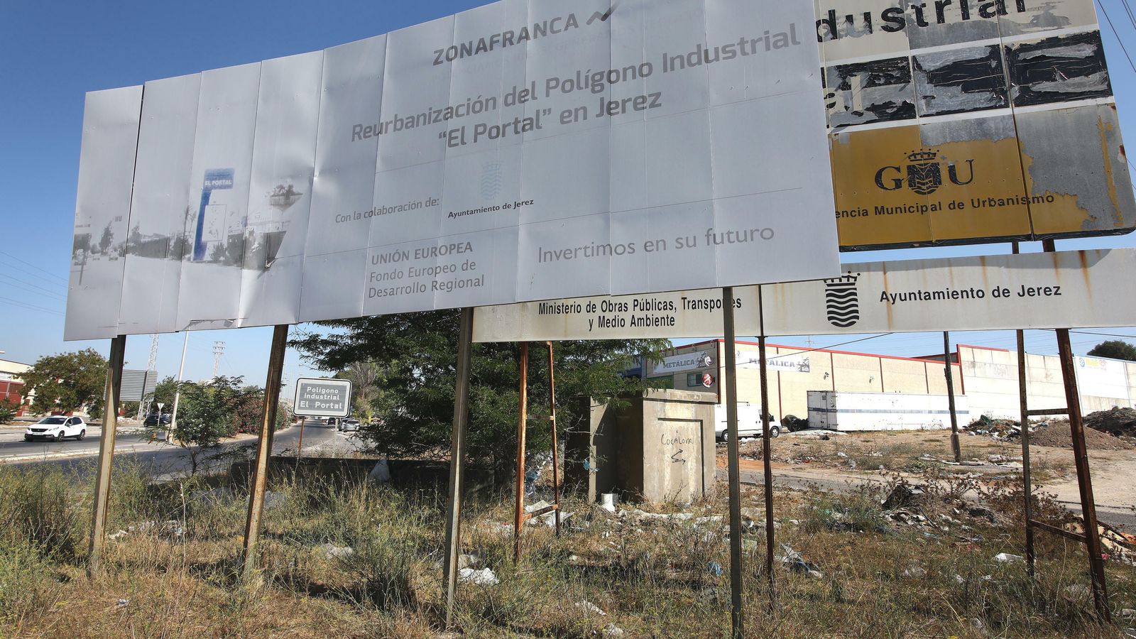 El cartel que anunciaba las obras de reurbanización del polígono