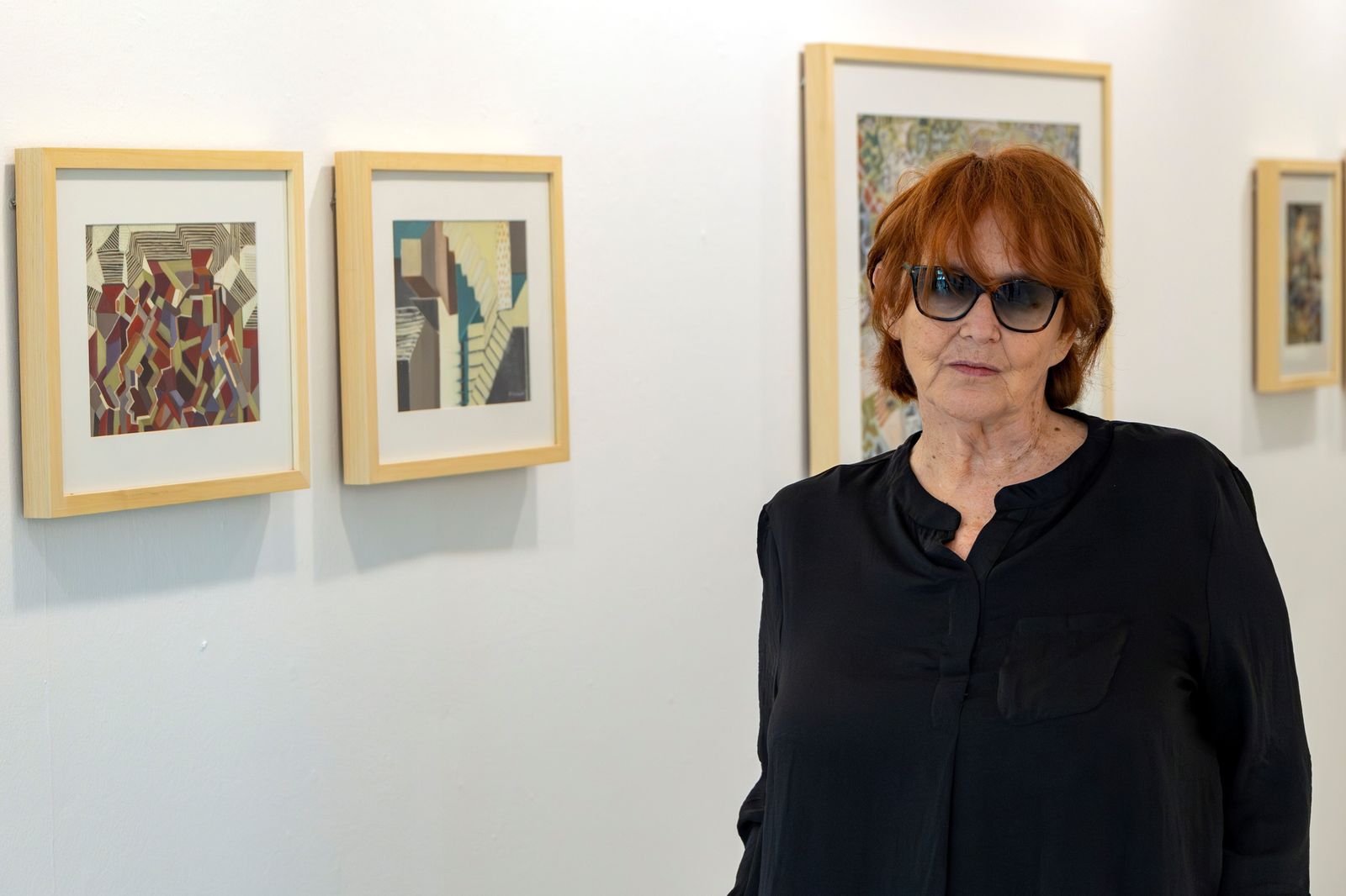 Magdalena Murciano posa ante algunas de las obras expuestas en la Sala Rivadavia.