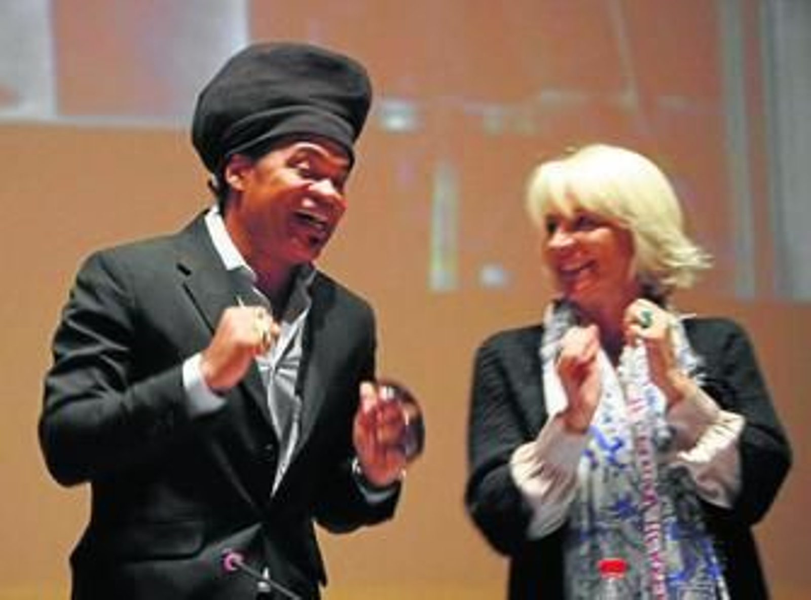 Carlinhos Brown baila su tema María Caipirinha junto a la alcaldesa.