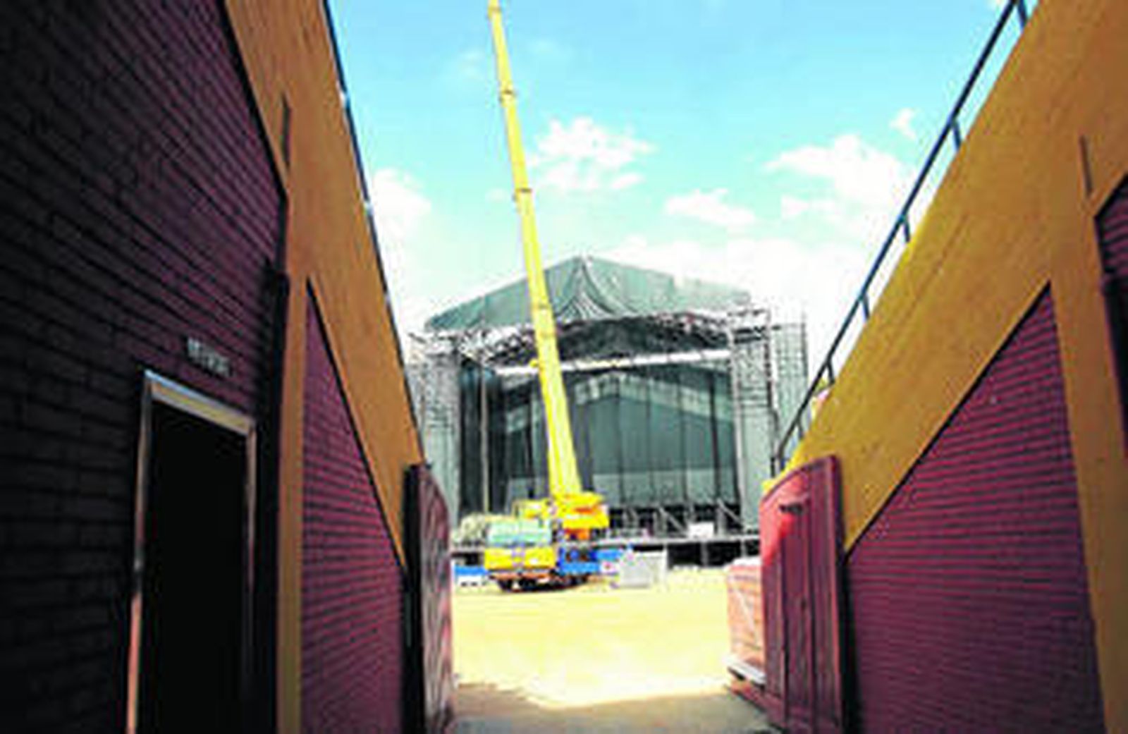 1. Imagen durante la mañana de ayer de la plaza de toros Las Palomas de Algeciras, donde se ha montado un espectacular escenario para acoger el concierto del artista . 2. Una instantánea tomada hace 19 años, justo en la misma plaza de la ciudad, cuando Sanz dio su último concierto en esta localidad gaditana. 3. Las seguidoras del cantautor desde el martes llevan esperando en las puertas del coso y ayer se sumaron varias casetas de campaña más. 4. Alejandro Sanz en 2002 en Algeciras, recogiendo el título de hijo adoptivo de la tierra natal de su padre.
