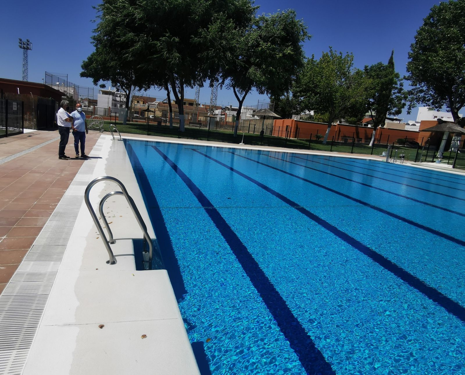La remodelada piscina municipal de Bormujos.