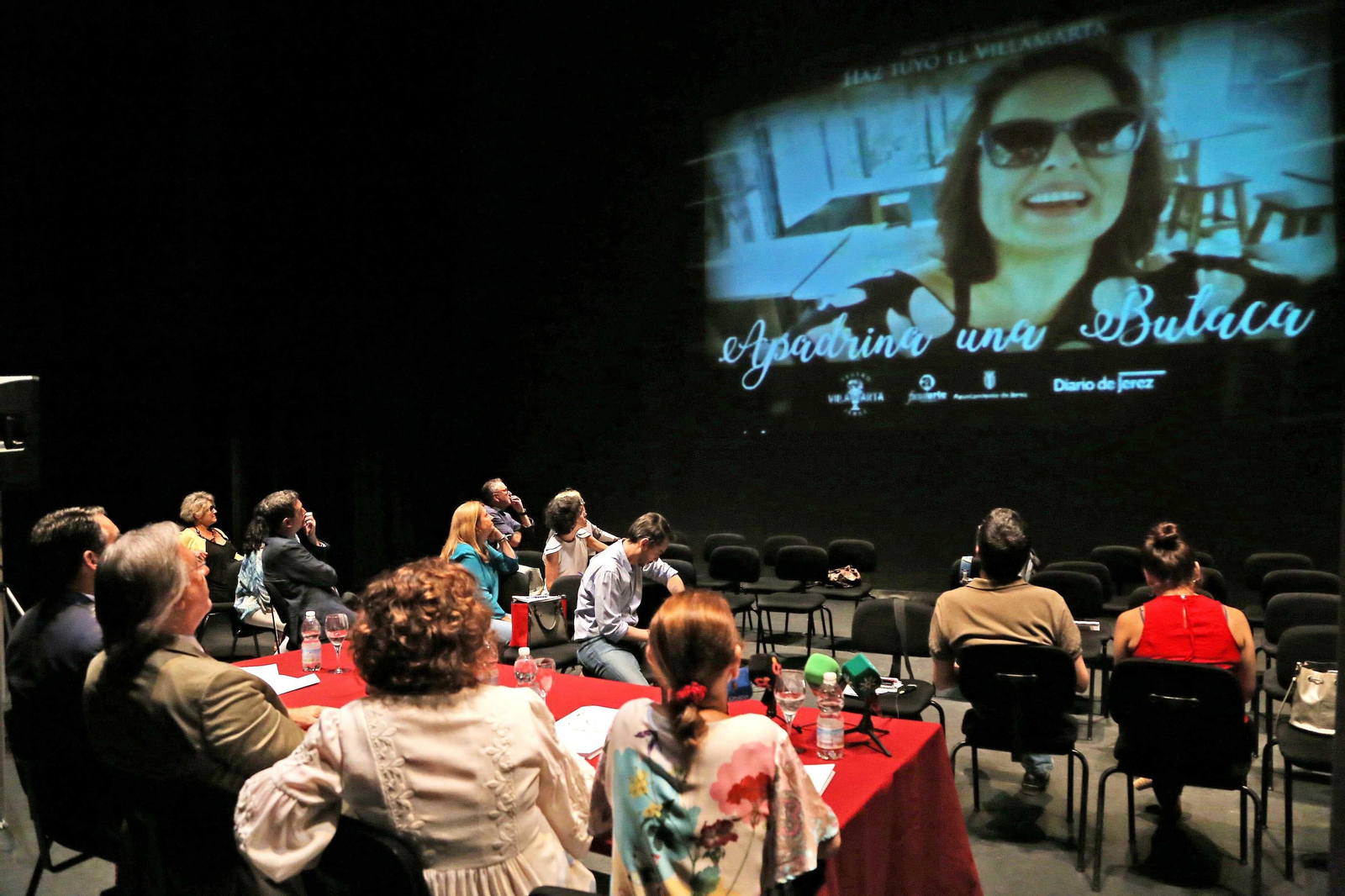 Apadrine una butaca del Villamarta y disfrute de muchas ventajas. El Teatro y Diario de Jerez han lanzado este año una campaña pionera de mecenazgo, desde 25 euros al año, por la que incluso el benefactor puede poner su nombre a una butaca del coliseo jerezano.&nbsp;  Esta iniciativa tiene ventajas como deducciones fiscales, atención preferente en taquilla como la compra anticipada de localidades y descuento en entradas, entre otras posibilidades.