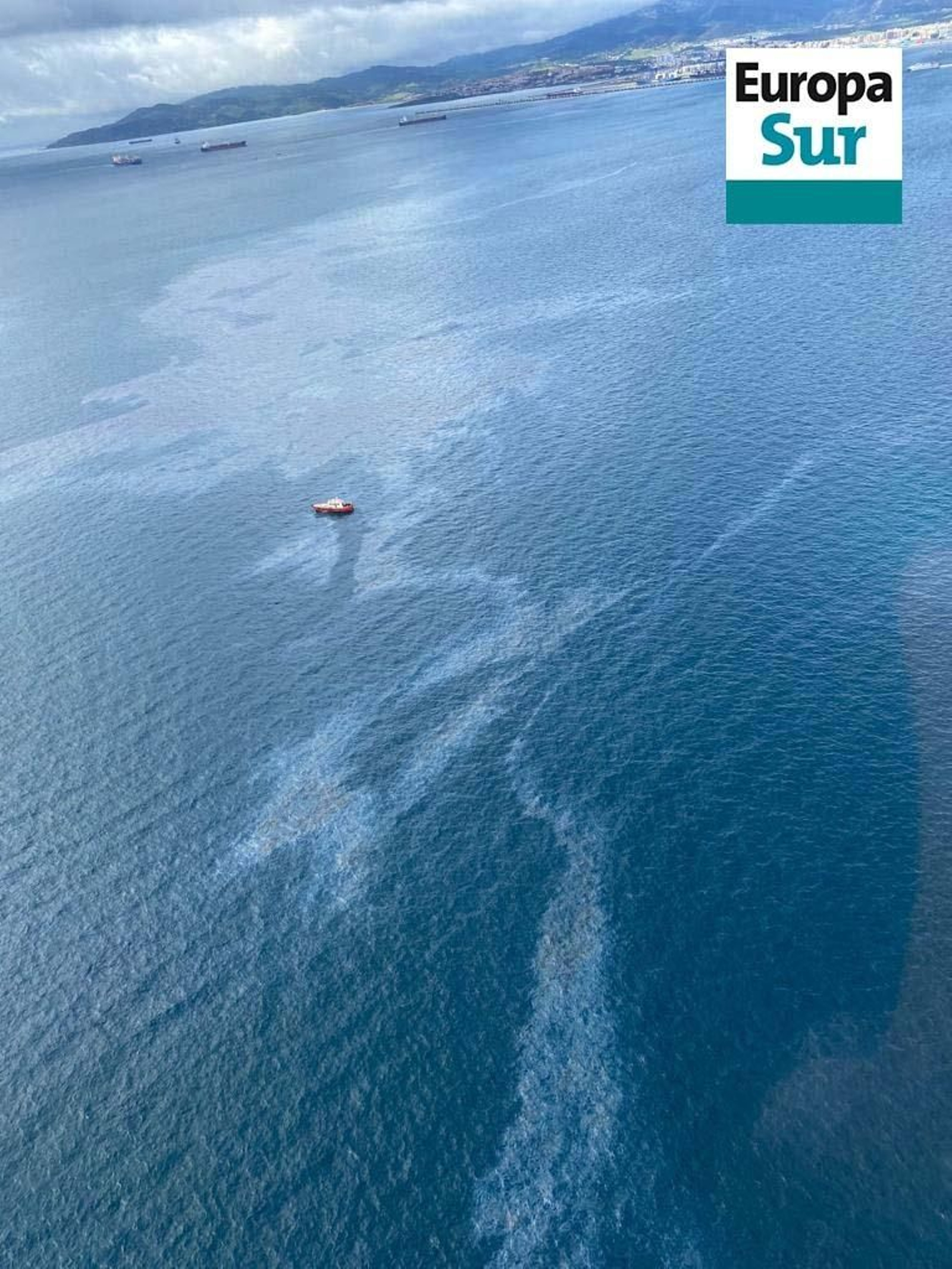 Imagen aérea del vertido provocado por el 'AM Guent' en la Bahía de Algeciras.