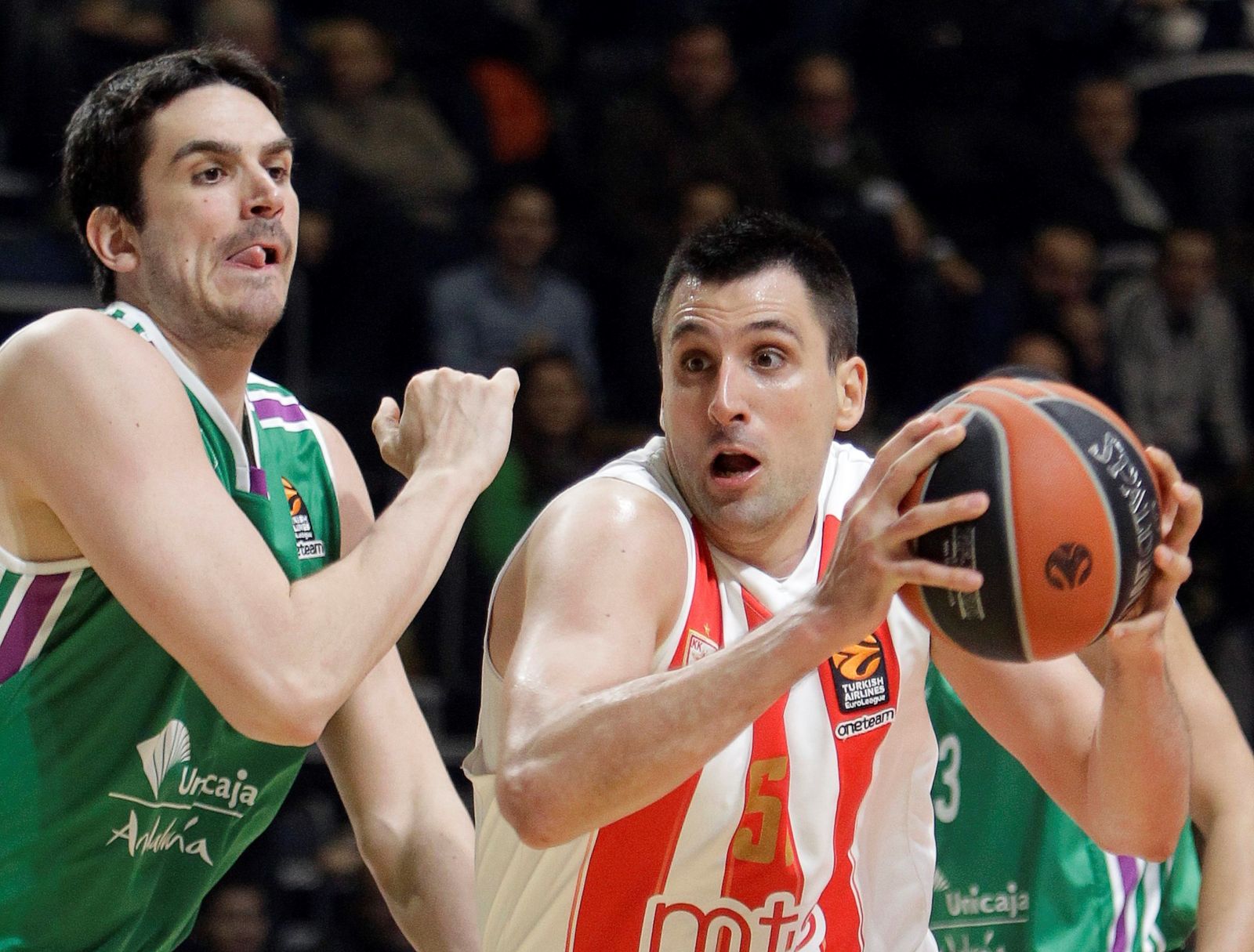 El jugador del Unicaja Carlos Suárez tdefiende a Milko Bjelica, del Estrella Roja.