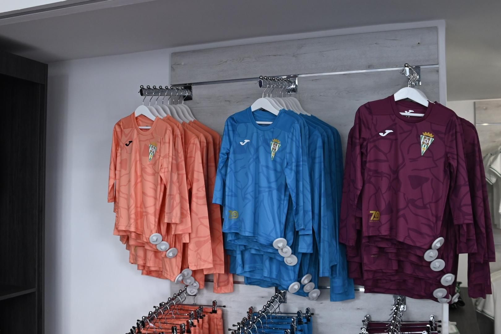 Las mejores imágenes de la venta de las nuevas camisetas del Córdoba CF