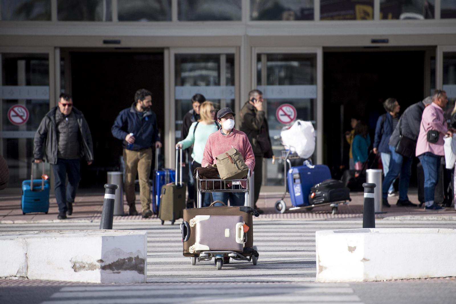 Un joven con mascarilla sale de un aeropuerto en una imagen de archivo.