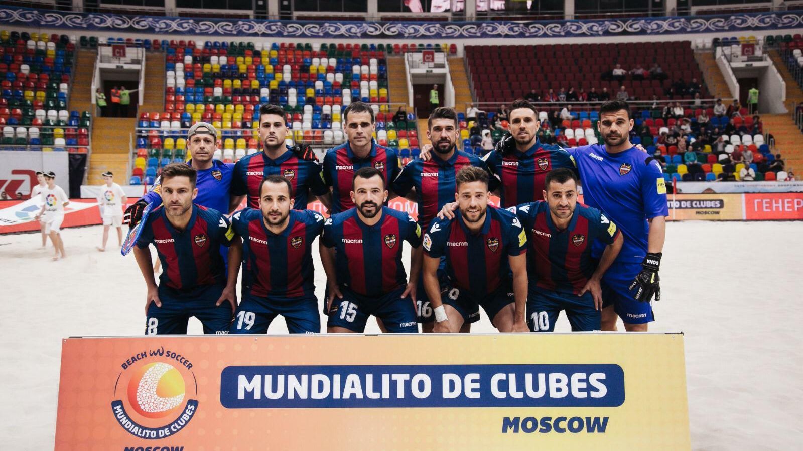 Dona y Antonio José, primeros a la derecha arriba y abajo, en Moscú.