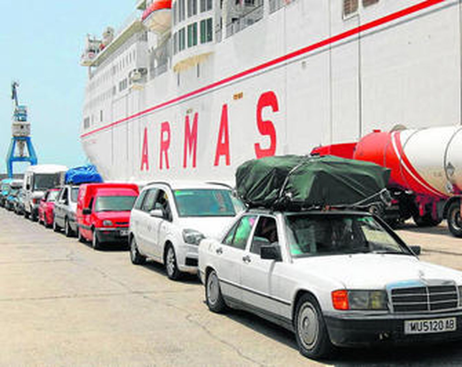 Ferry de la compañía canaria que opera en el puerto granadino de Motril desde hace un año.