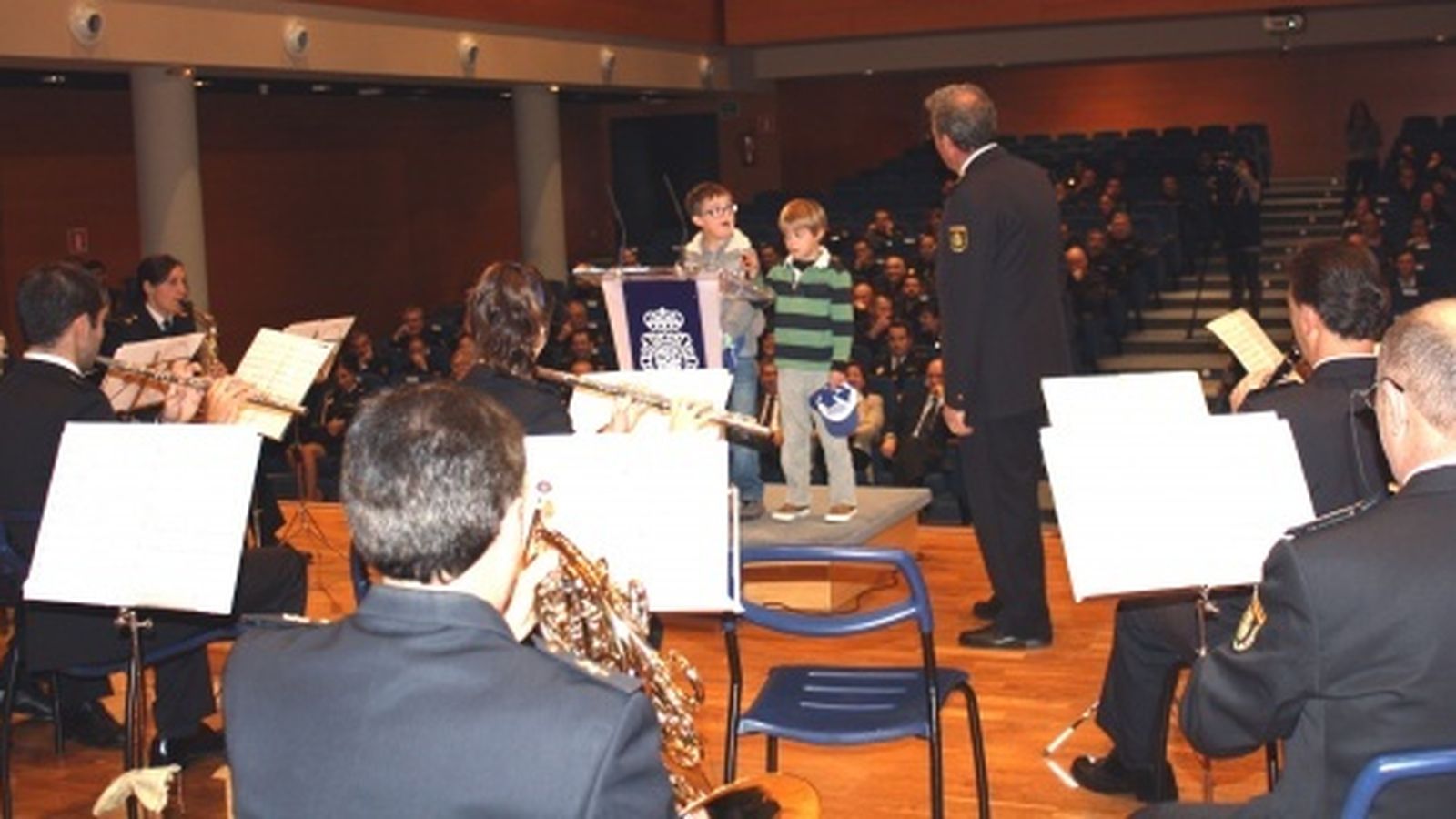 Imagen de archivo de una actividad de la Policía Nacional con niños con síndrome de Down.