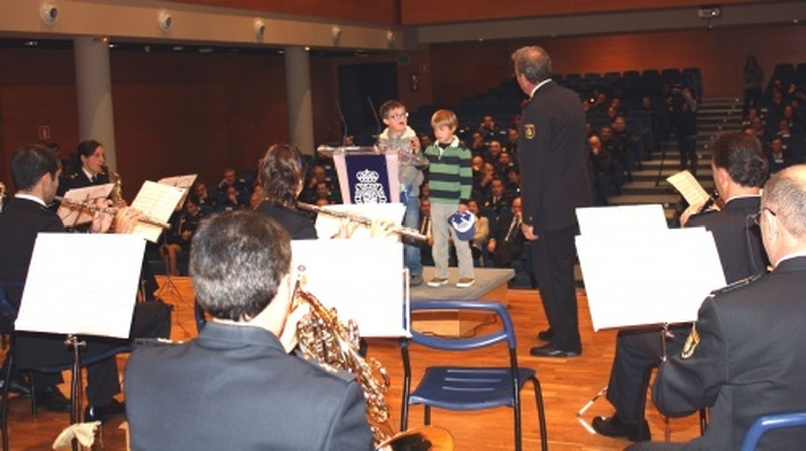 Imagen de archivo de una actividad de la Policía Nacional con niños con síndrome de Down.