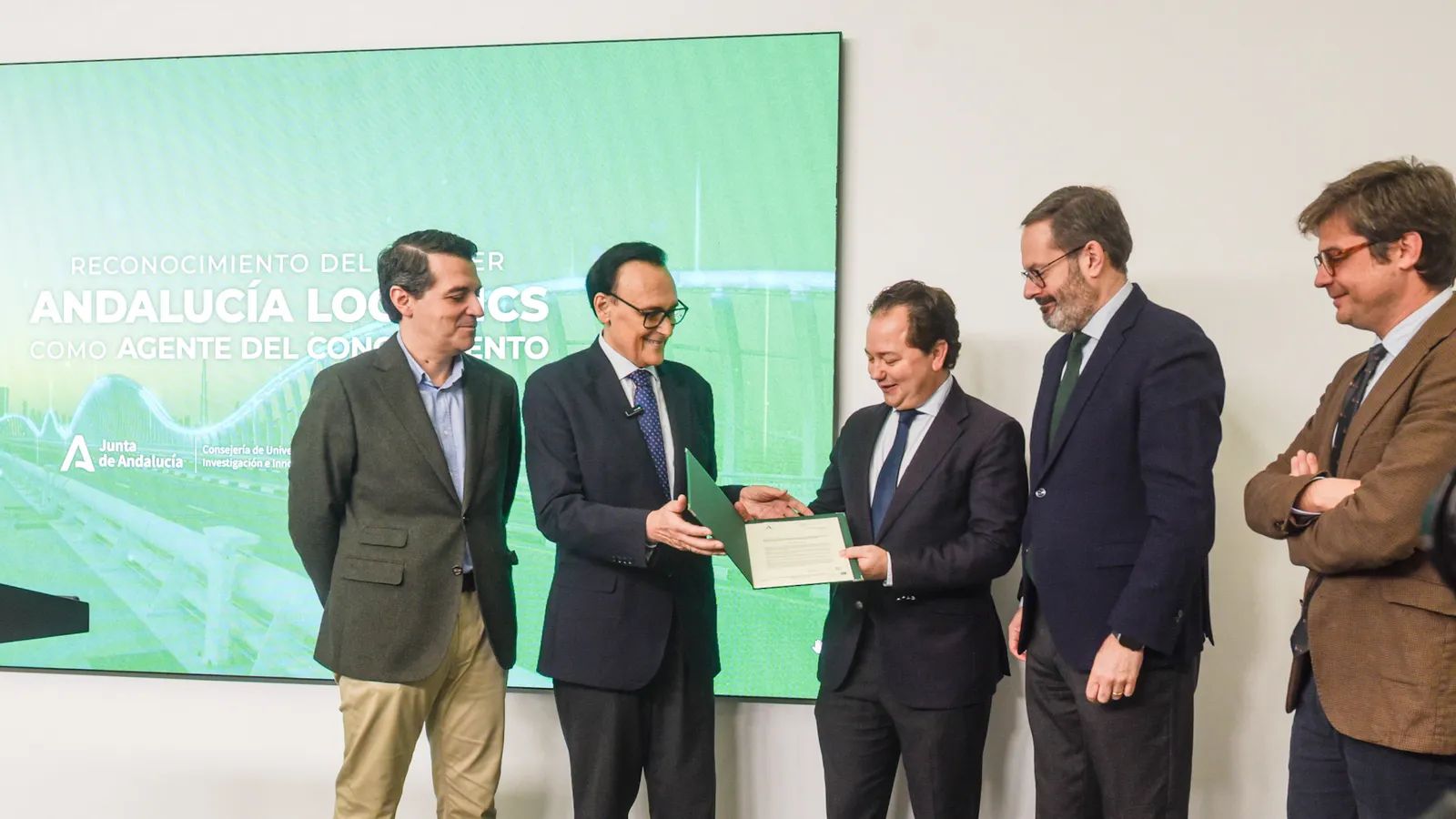 José Carlos Gómez Villamandos entrega a Miguel Ángel Tamarit el reconocimiento a Andalucía Logistics como clúster.