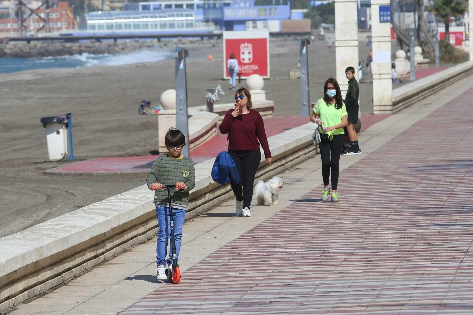 Los niños de Almería ya pasean con sus bicis y patinetes junto a la playa