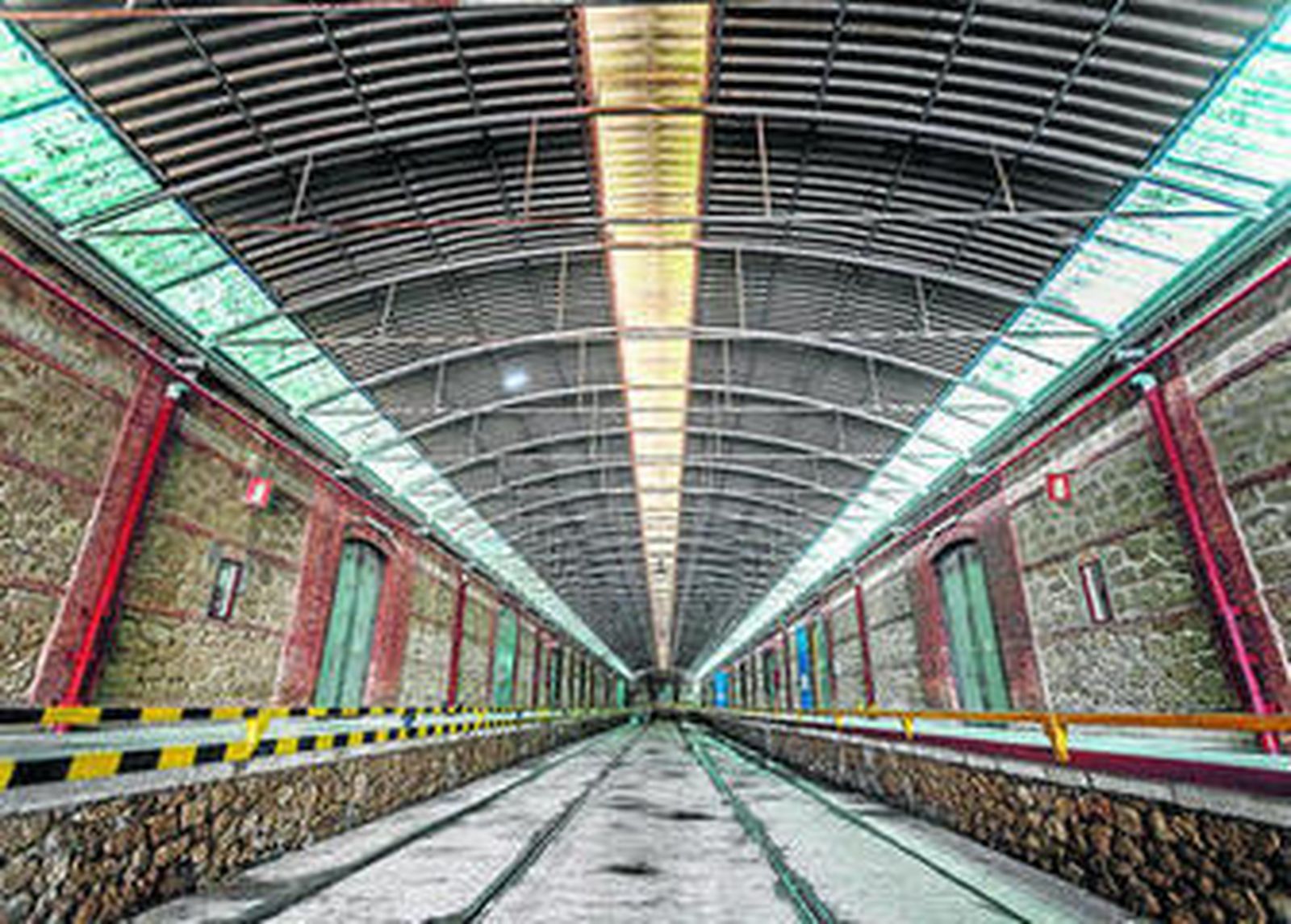Interior de una de las naves de los antiguos depósitos de Tabacalera.
