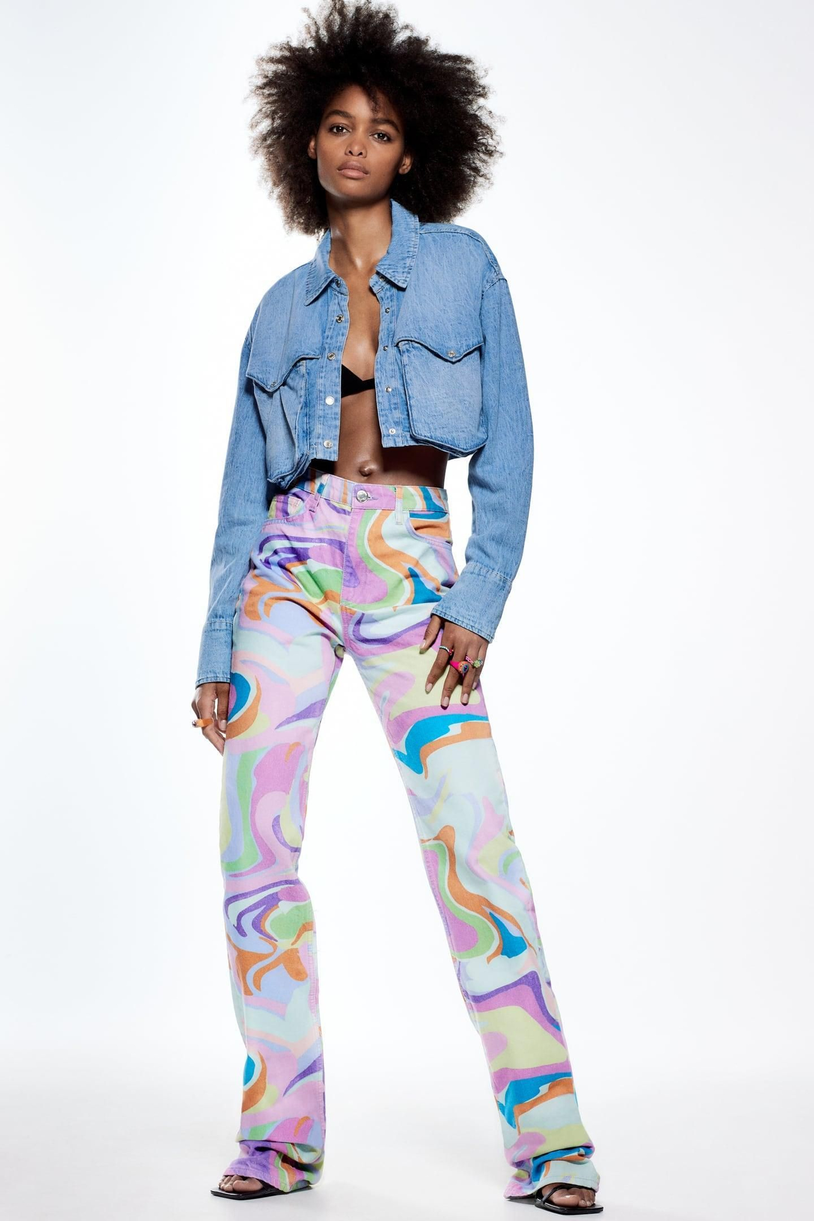 Vaqueros estampados de Zara.