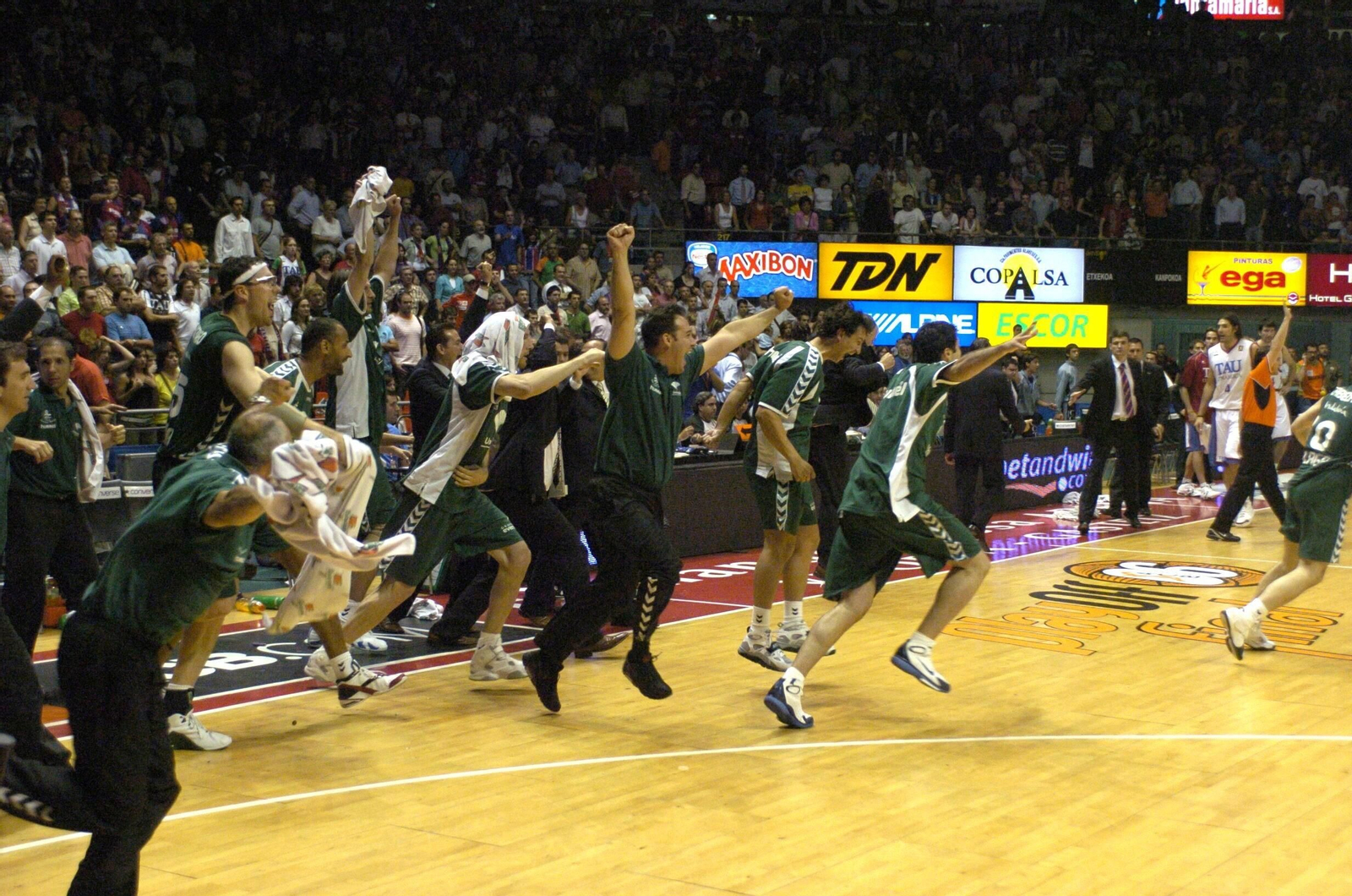 Los jugadores del Unicaja celebran la victoria con la que el equipo se hizo con el campeonato de Liga en junio de 2006 en Vitoria. Los jugadores del Unicaja celebran la victoria con la que el equipo se hizo con el campeonato de Liga en junio de 2006 en Vitoria.