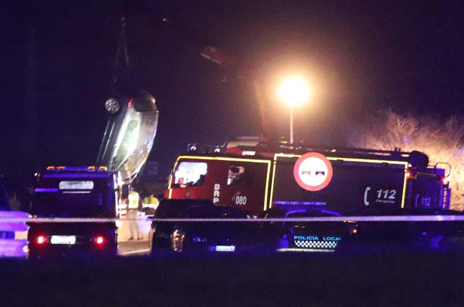 Momento en el que los equipos de rescata sacan el vehículo del agua.