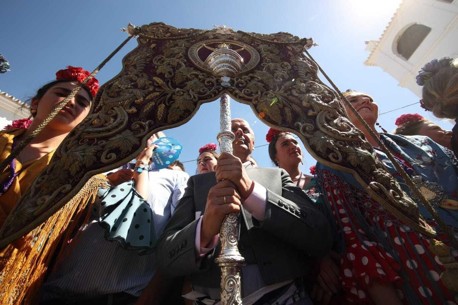 El Simpecado de Jerez a los pies de la Virgen del Rocío