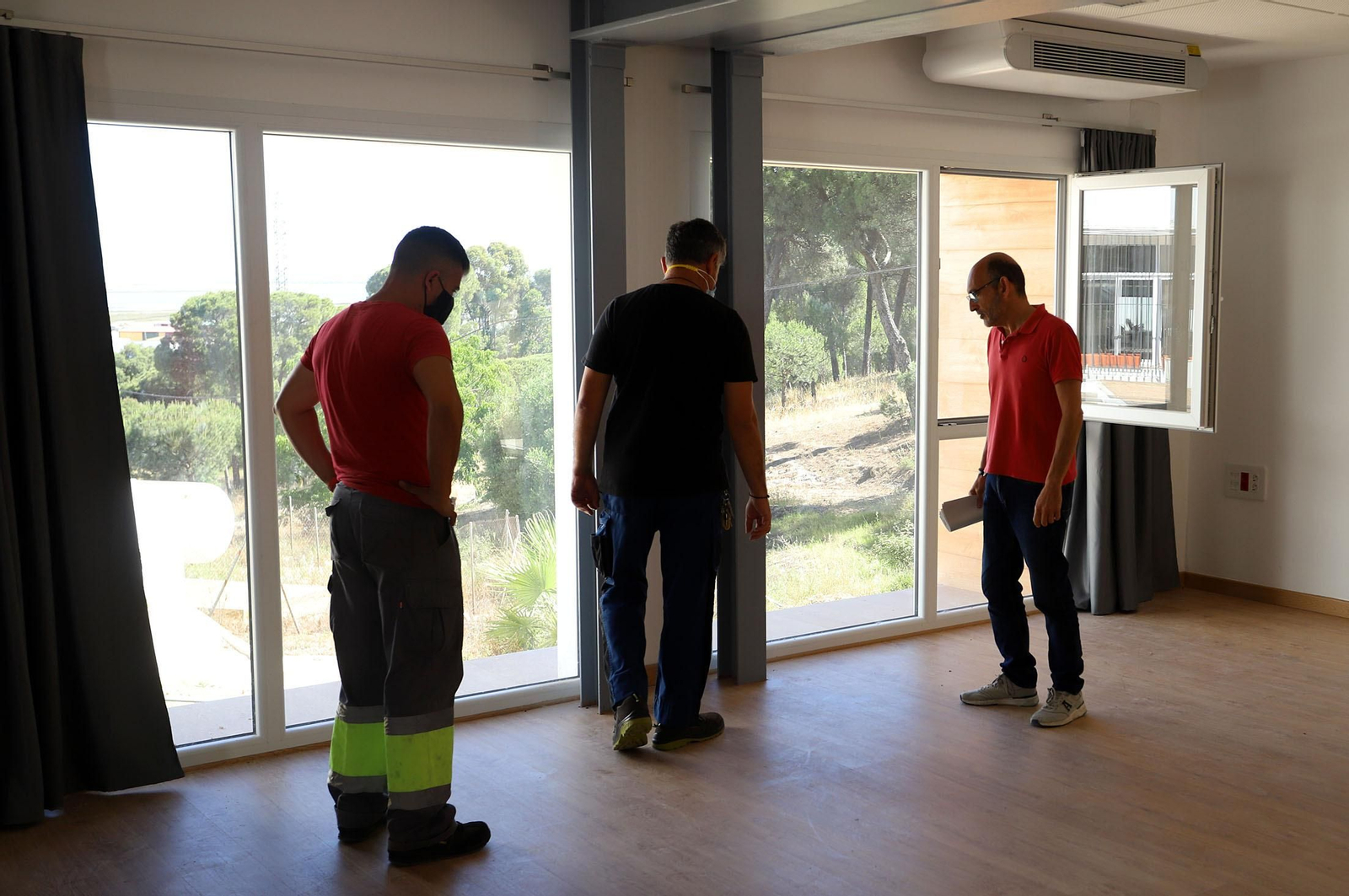 Con la adaptación de la casa del conserje se gana un aula, muy diáfana, para la formación.