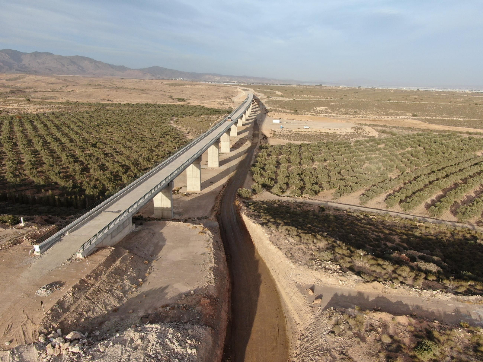 Uno de los viaductos completados de la línea de Alta Velocidad a Murcia en el levante almeriense