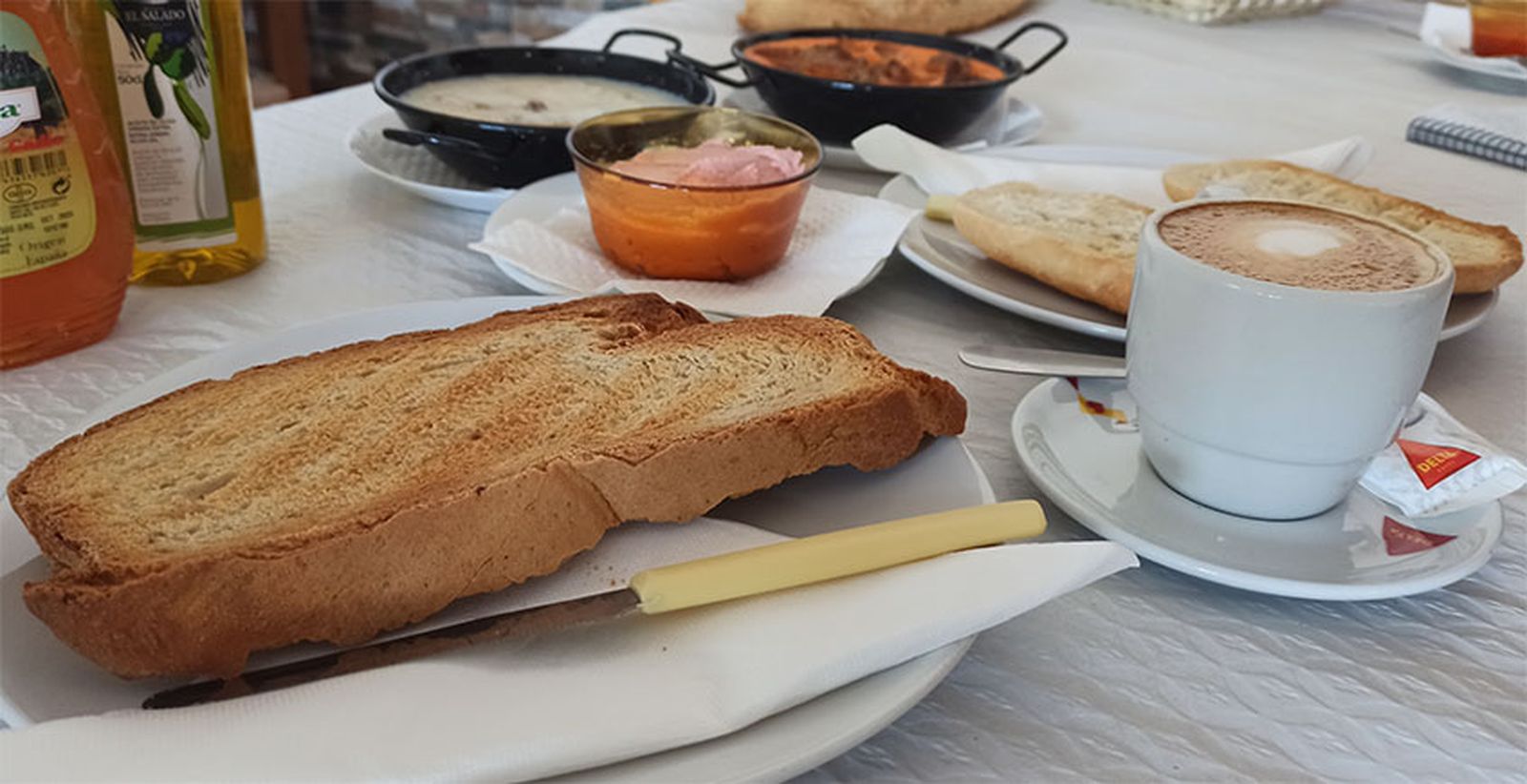 Un desayuno a base de tostada y café.