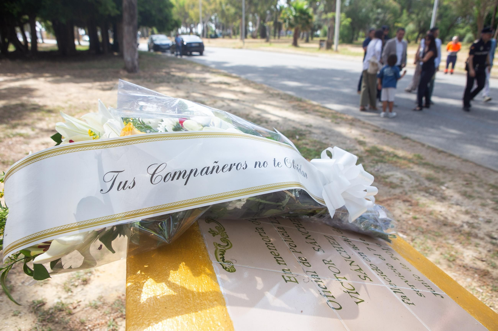 La Línea rinde homenaje al policía local Víctor Sánchez en el octavo aniversario de su muerte, en imágenes