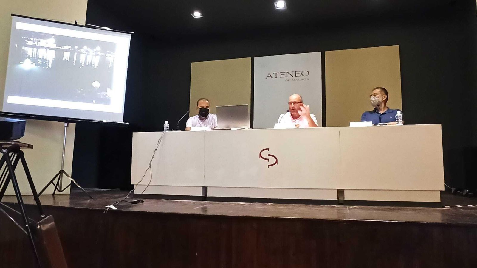 Mesa redonda en el Ateneo en la que se dio luz al problema.