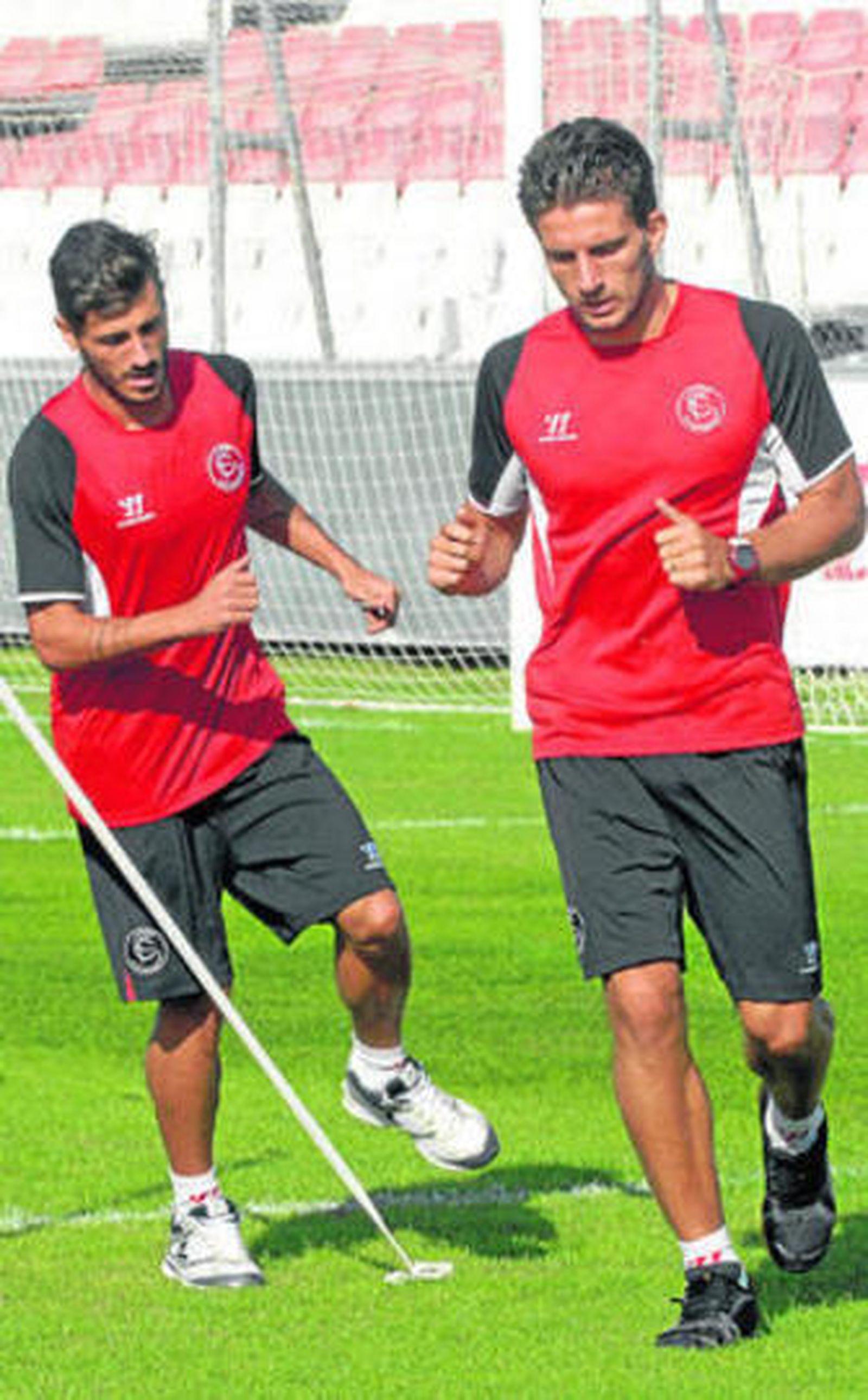Diogo Figueiras y Carriço completan juntos un circuito físico en un entrenamiento.