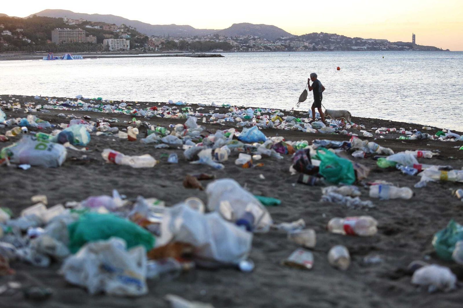 Así han amanecido las playas de Málaga tras la noche de San Juan