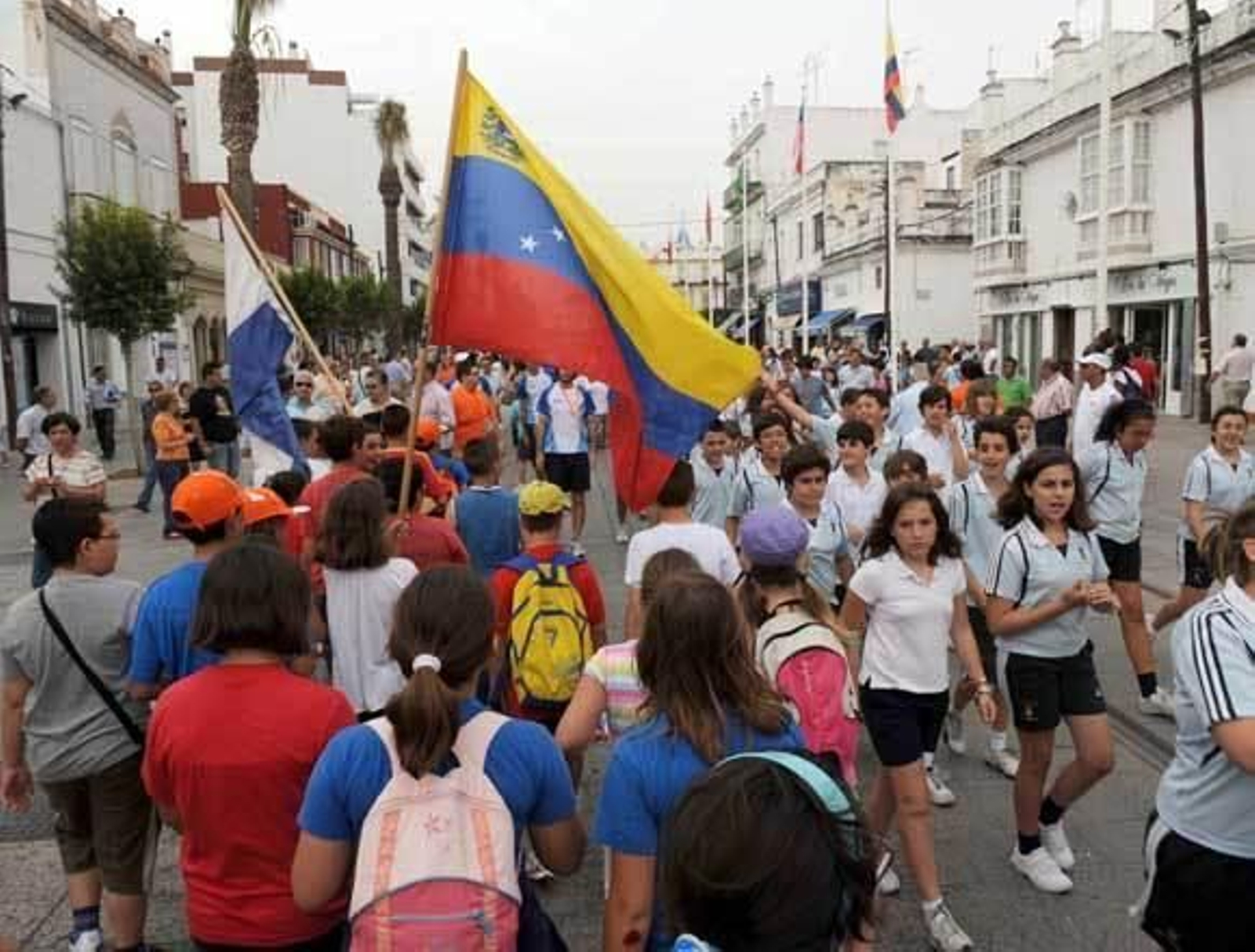El izado de banderas sirve de prólogo al inicio de los Iberoamericanos