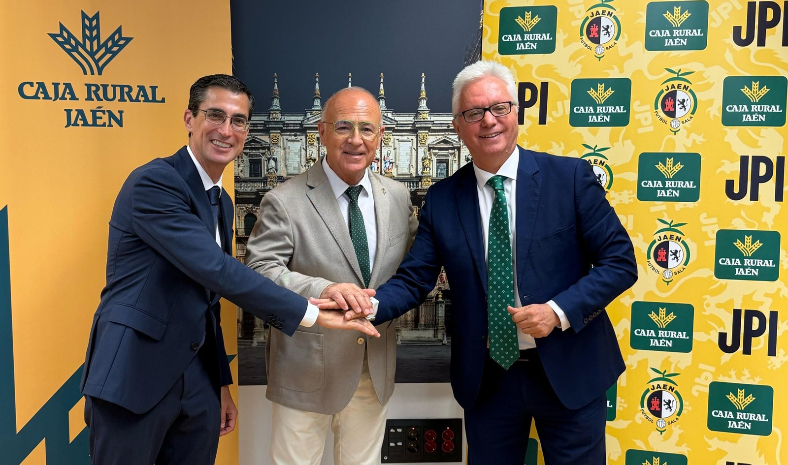 Fernando Planelles, director general de Caja Rural de Jaén, Germán Aguayo, presidente del Jaén Paraíso Interior FS, y Juan Gallego, director de sucursales de la entidad bancaria.