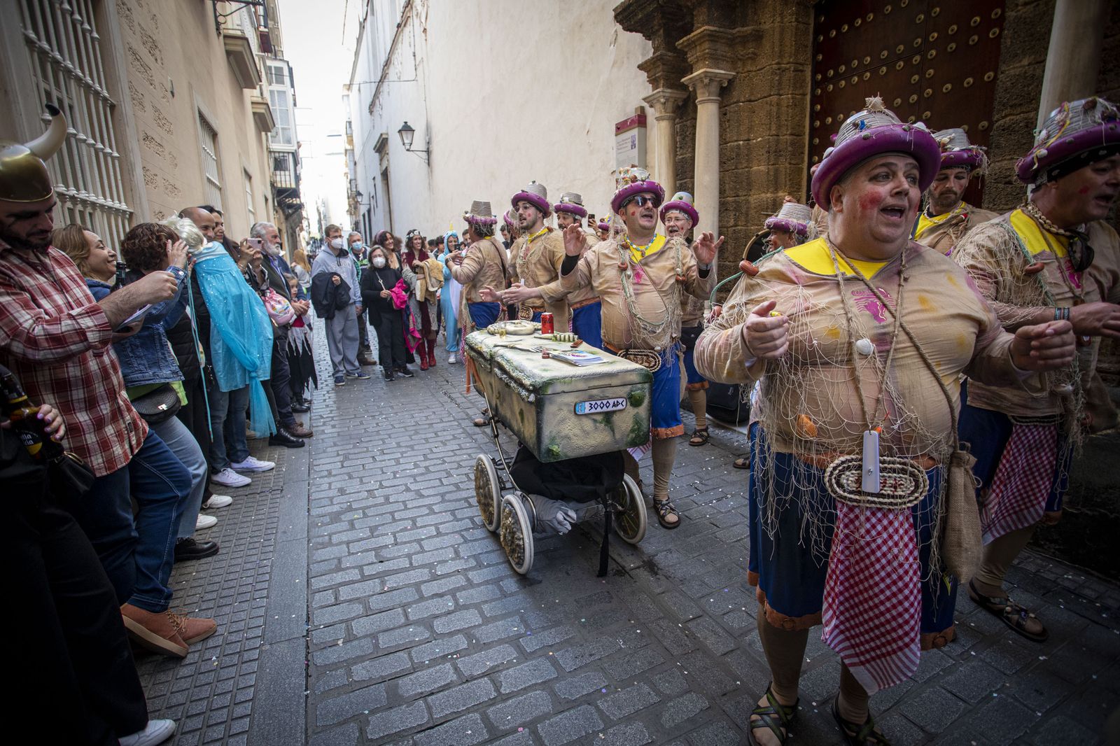 Imágenes del domingo de Carnaval ilegal en Cádiz