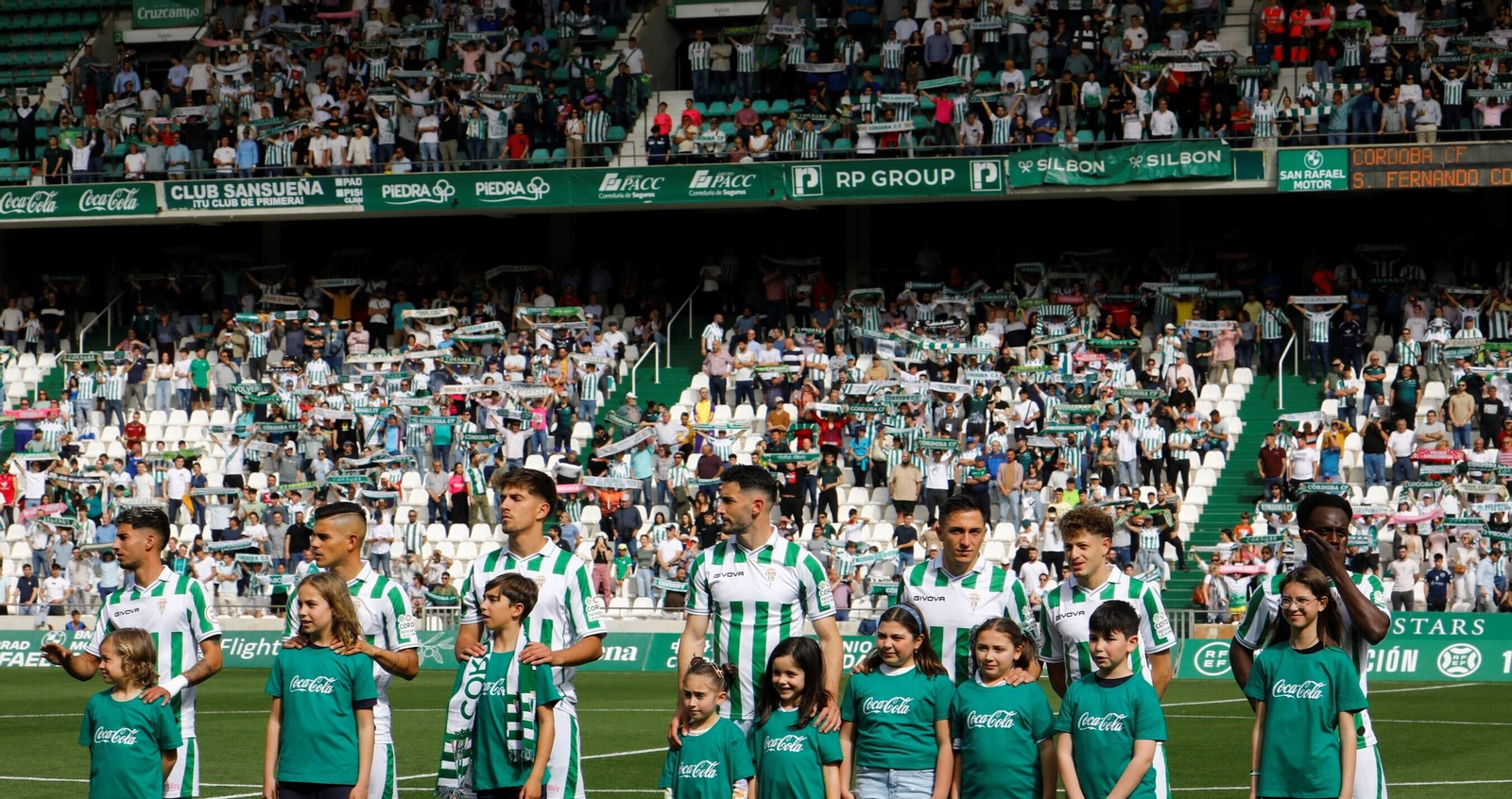 Ambiente en El Arcángel en uno de los últimos partidos del Córdoba CF como local. Ambiente en El Arcángel en uno de los últimos partidos del Córdoba CF como local.