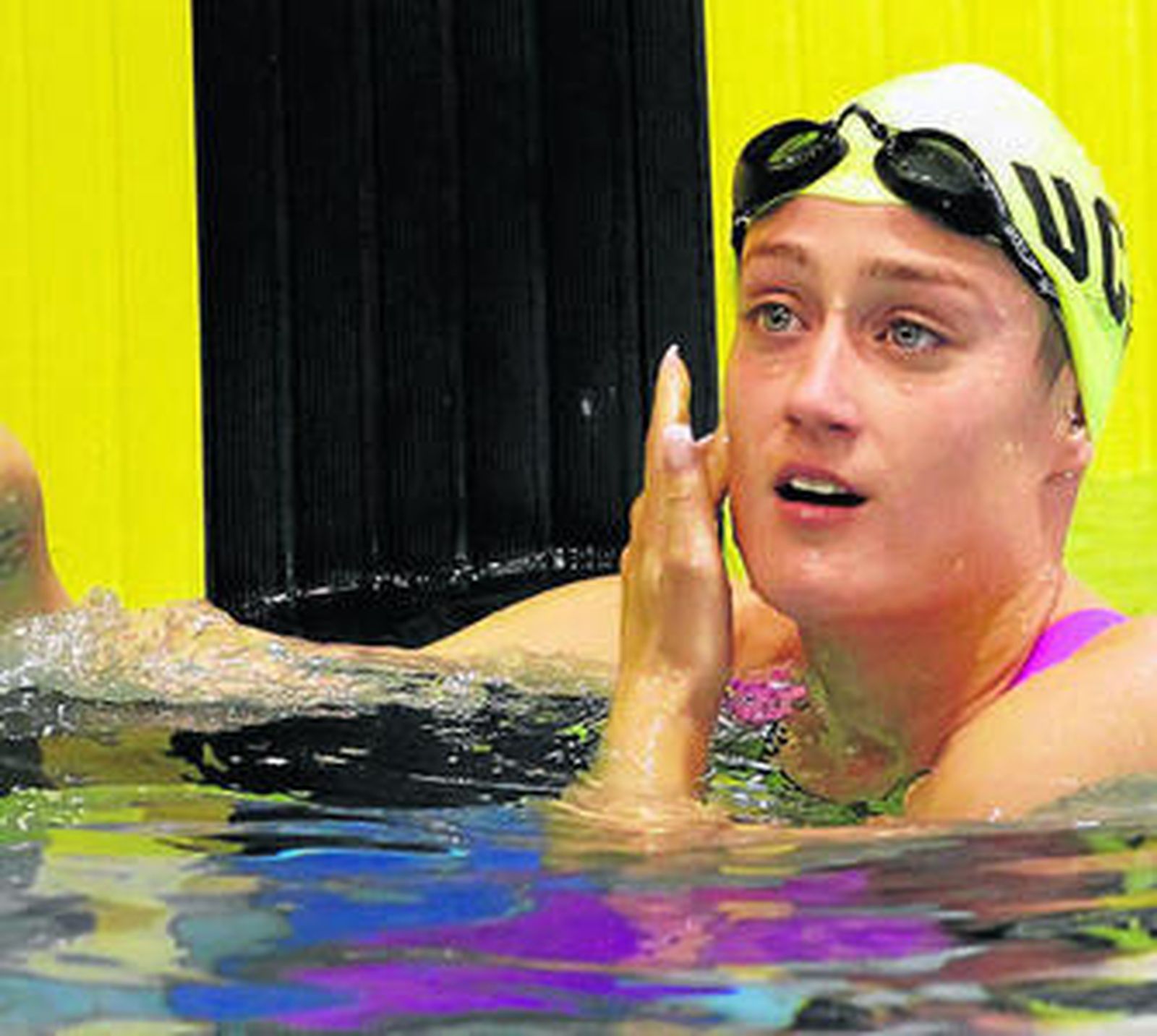 Mireia Belmonte observa el crono tras ganar los 1.500 metros libres.