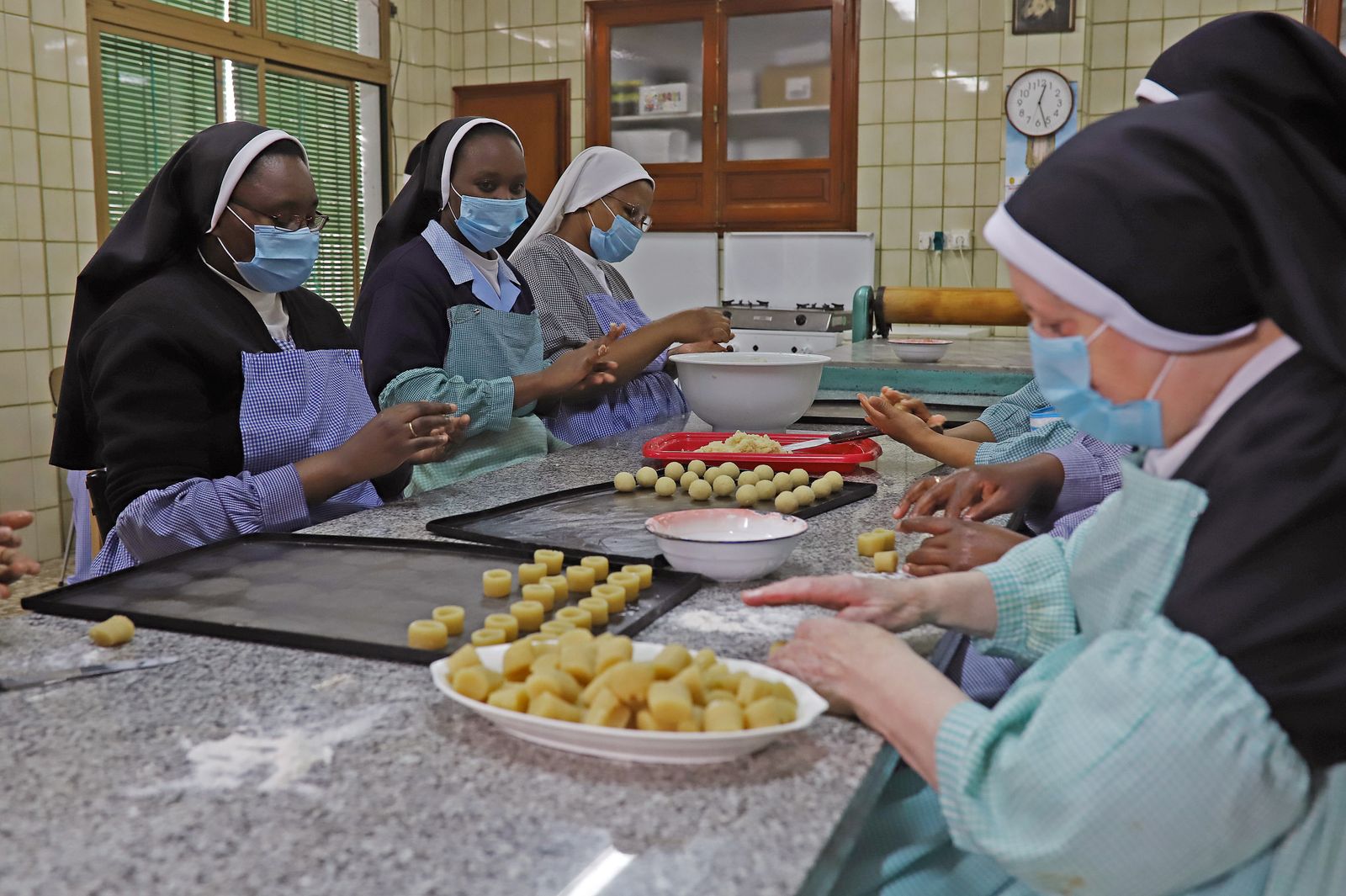 Las hermanas de Santa Rita preparan dulces a domicilio en Jerez