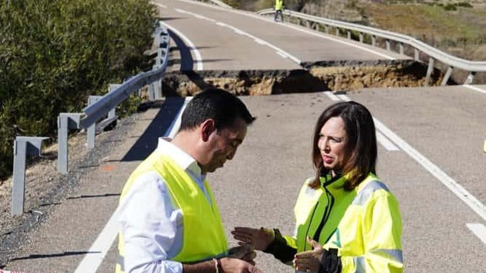 El primer socavón apareció entre los kilómetros 3 y 6 de la carretera. En la imagen, la consejera de Fomento con el alcalde de la localidad