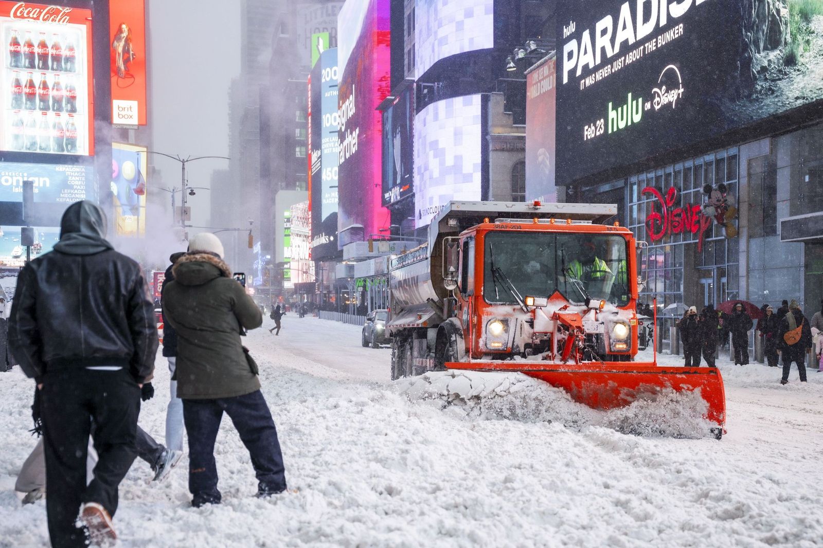 Las gélidas y blancas imágenes que deja la tormenta monstruosa en los EEUU