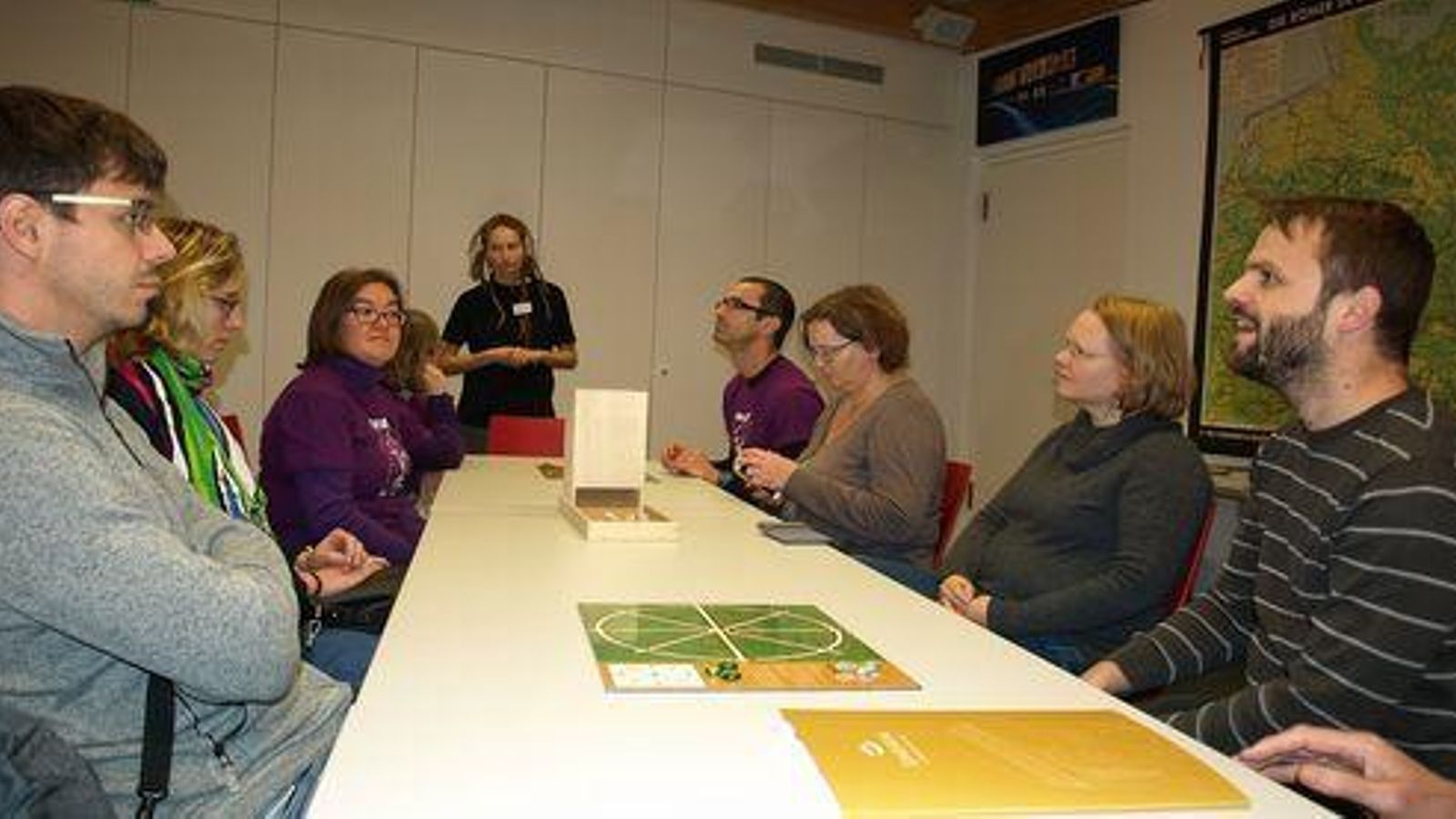 Profesores observan juegos de la época romana en el Limes Romanus.