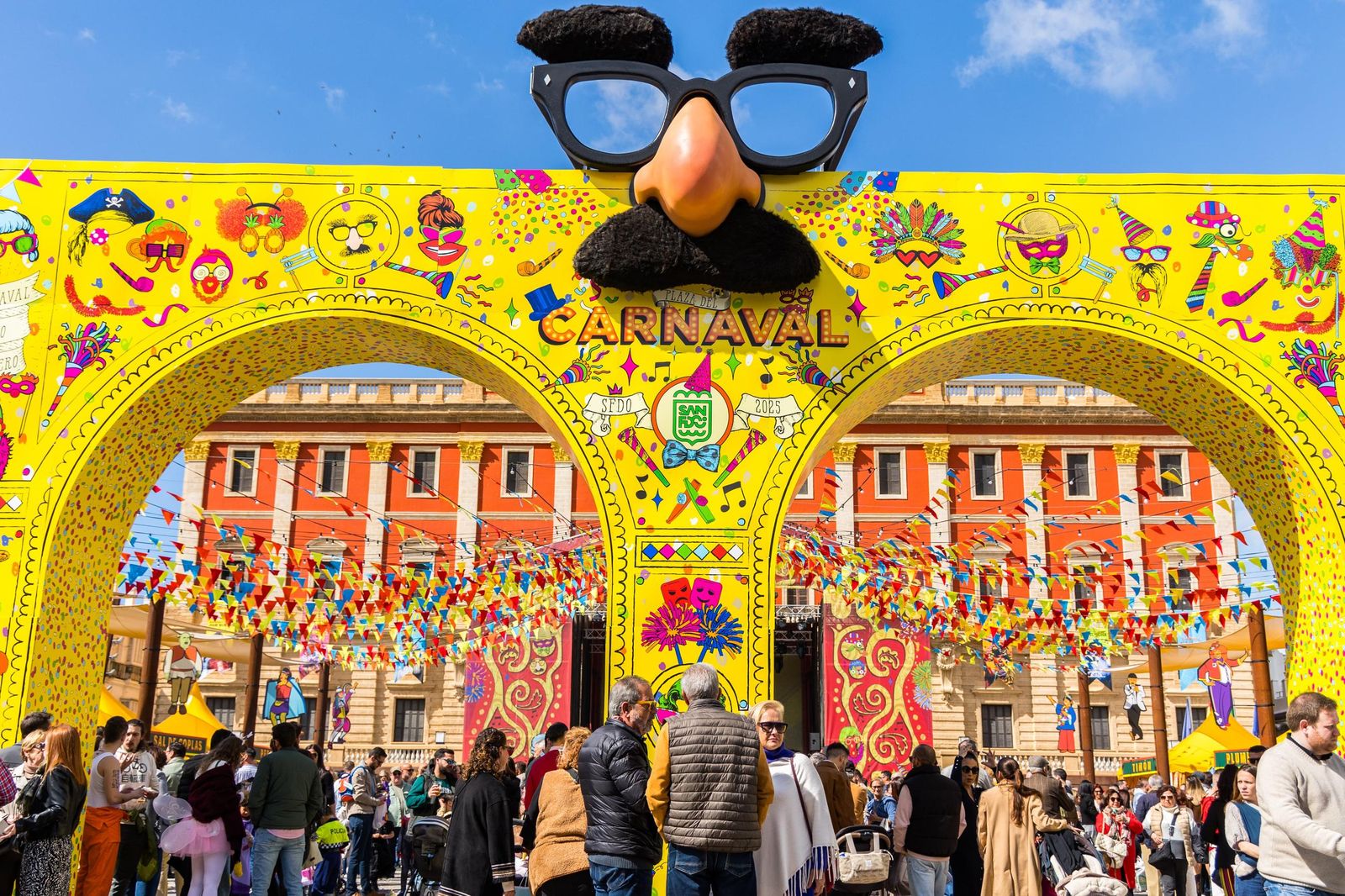 Portada instalada en la plaza del Rey para los Carnavales de 2025