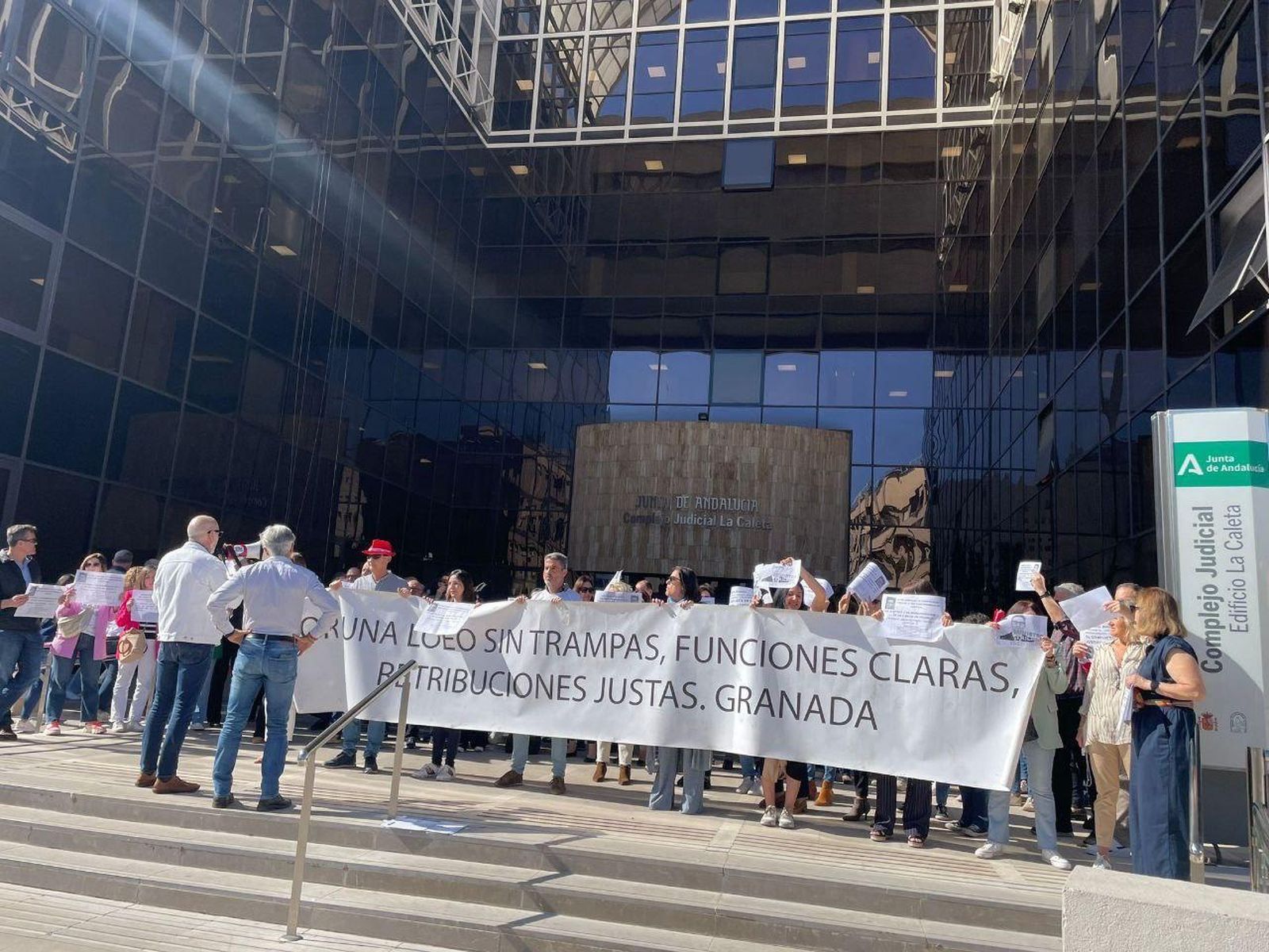 Funcionarios de justicia manifestándose en Caleta