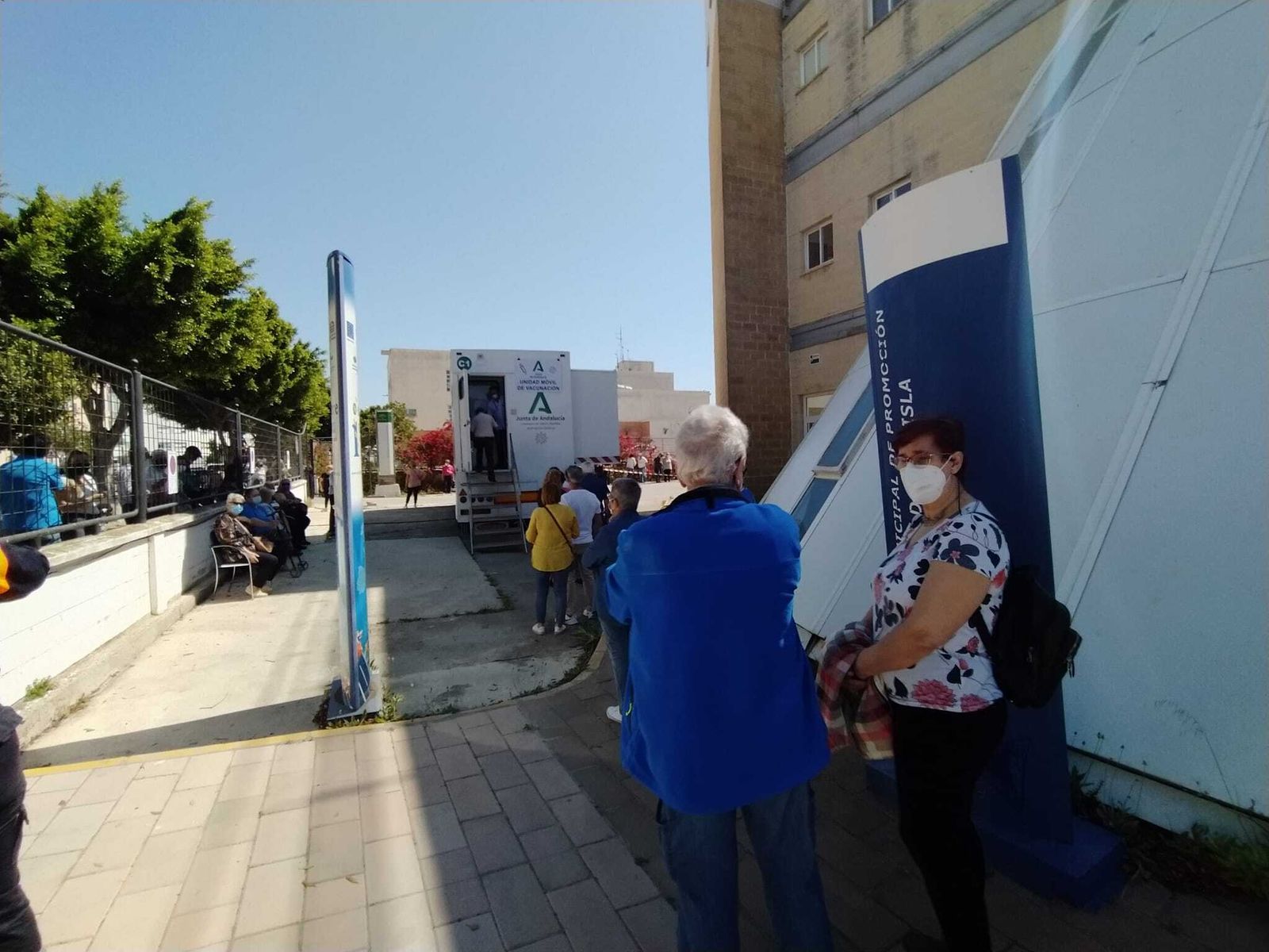 Ciudadanos aguardando su turno para la vacunación en el punto móvil de San Juan Bosco.