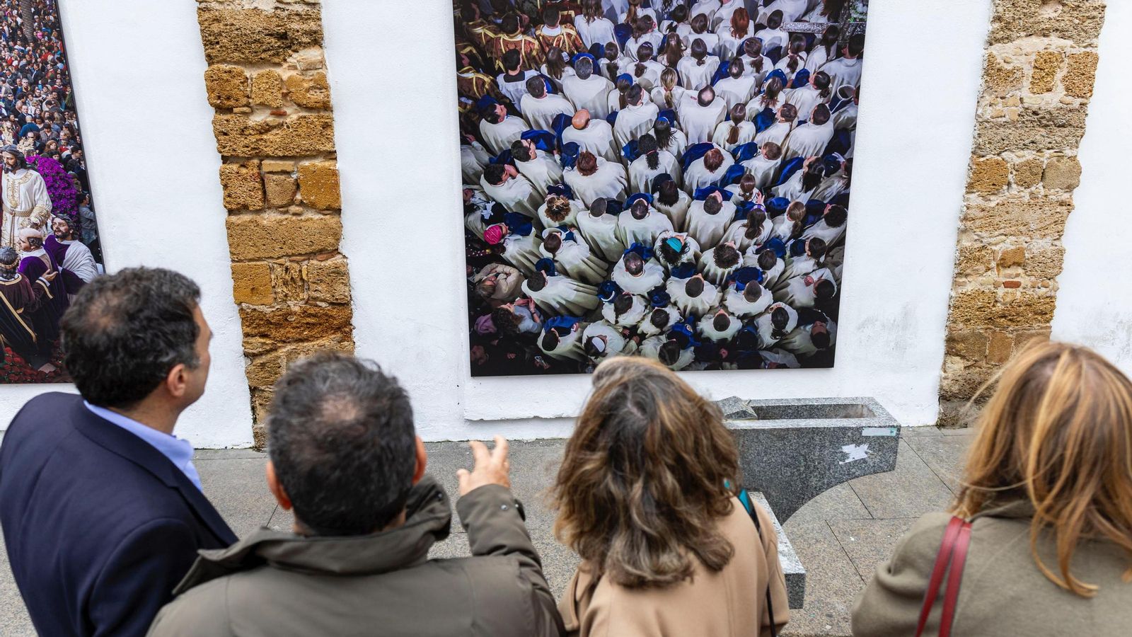El fotógrafo explica al alcalde de Cádiz y a la concejala de Cultura su fotografía del Lunes Santo en el interior de La Palma.