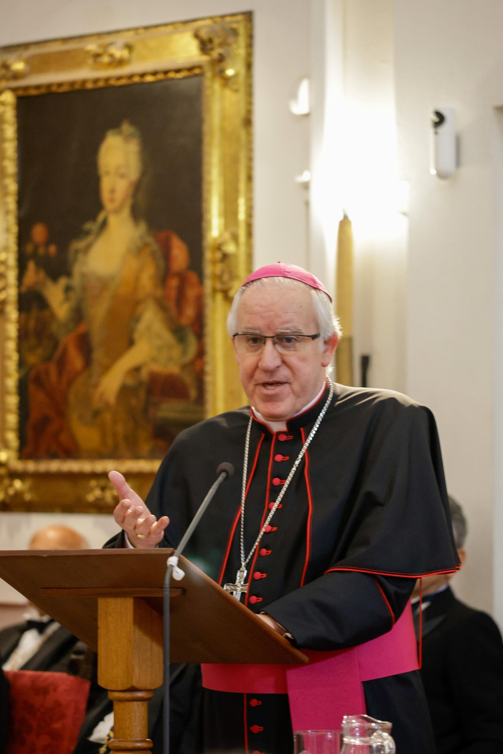 Las imágenes del ingreso como académico de Erudición en la academia de Medicina del arzobispo José Ángel Saiz Meneses