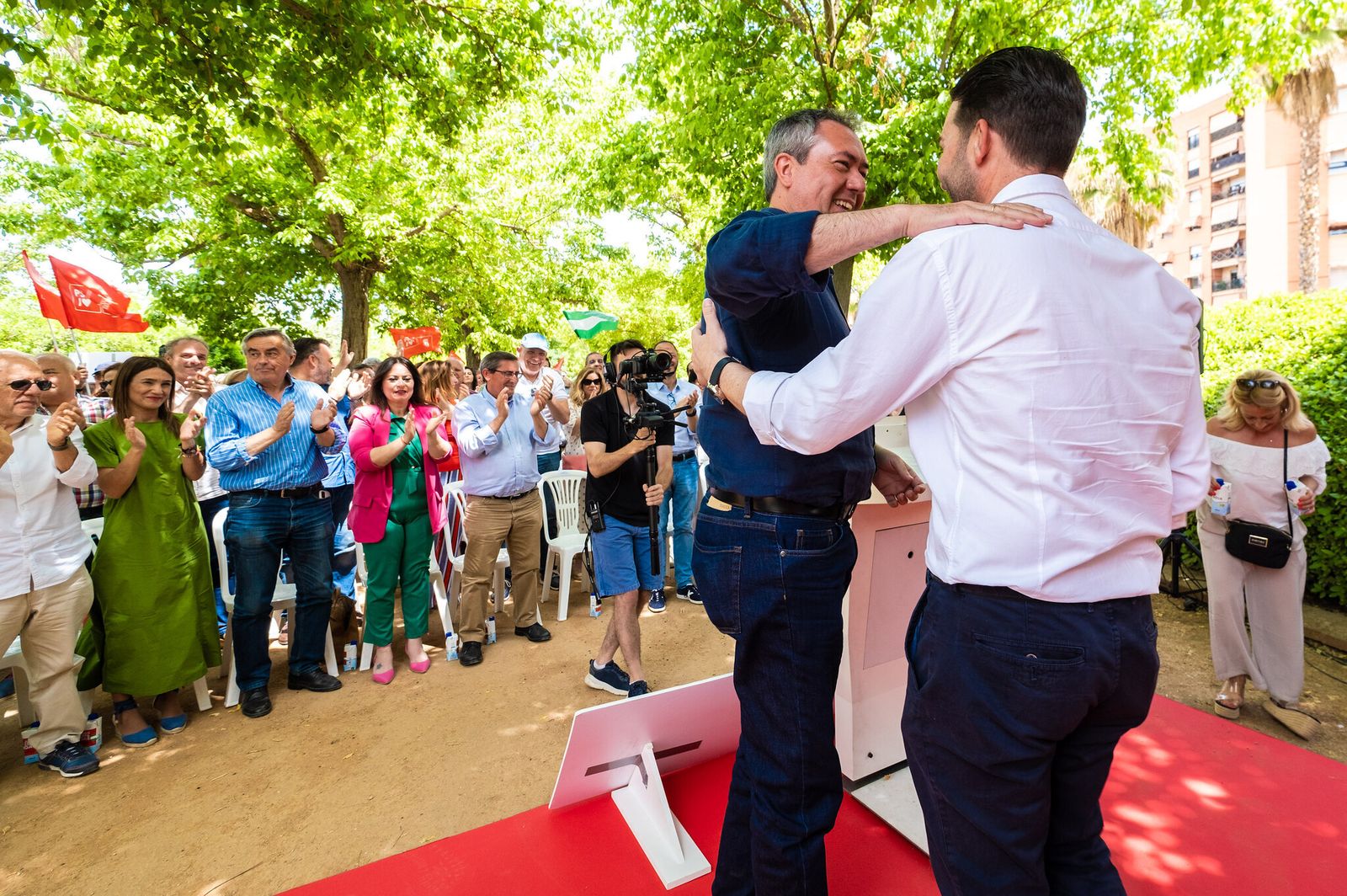 Juan Espadas y Noel López se abrazan esta mañana en Granada