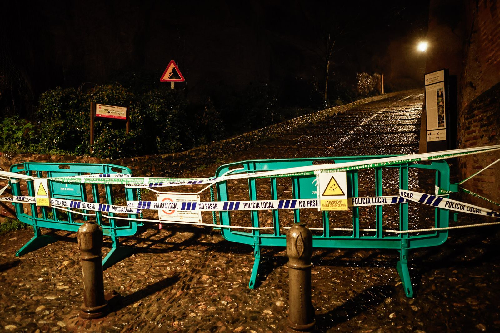 Vallas impidiendo el paso para acceder a la Cuesta.