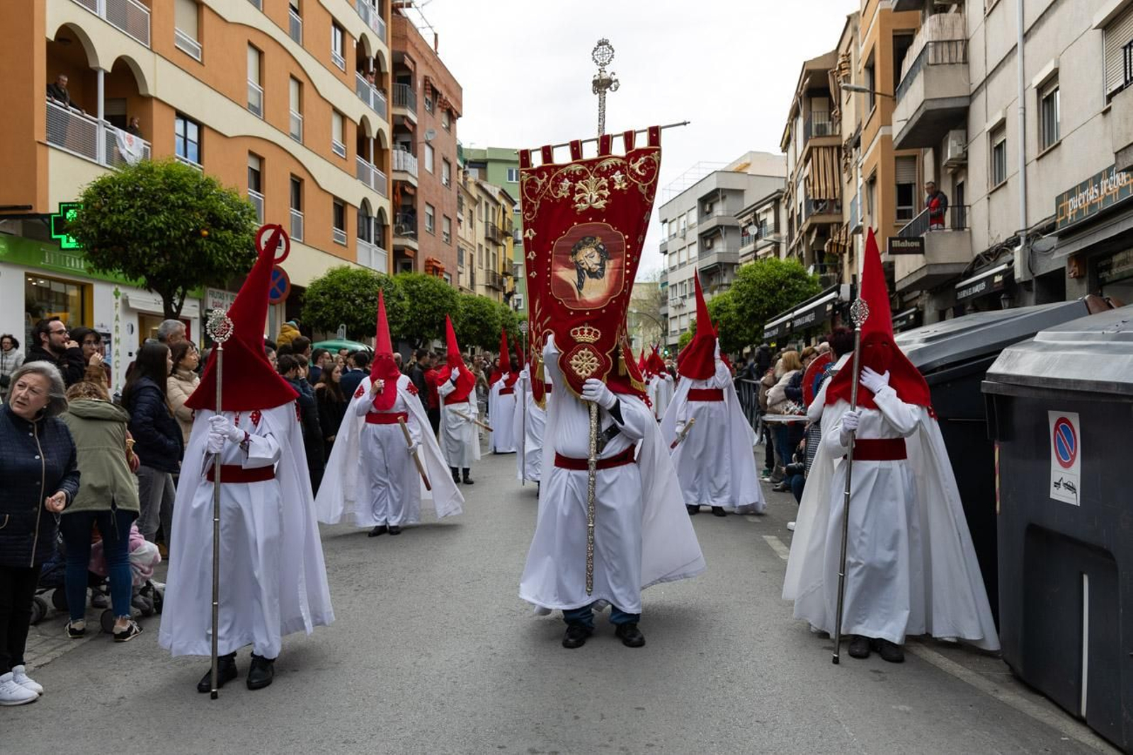 La temida lluvia impide el desarrollo normal de este Martes Santo