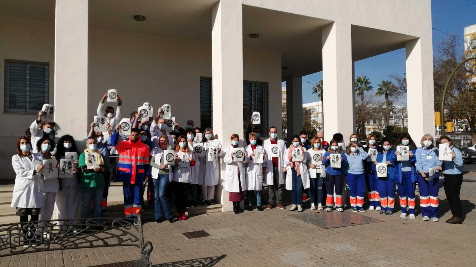 Compañeros del centro de salud de La Orden protestan en solidaridad. Compañeros del centro de salud de La Orden protestan en solidaridad.