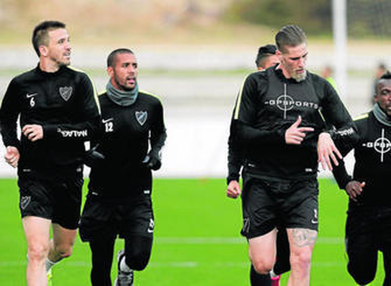 Albentosa mira el reloj mientras corre con Camacho, Tissone, Boka y Mastour.